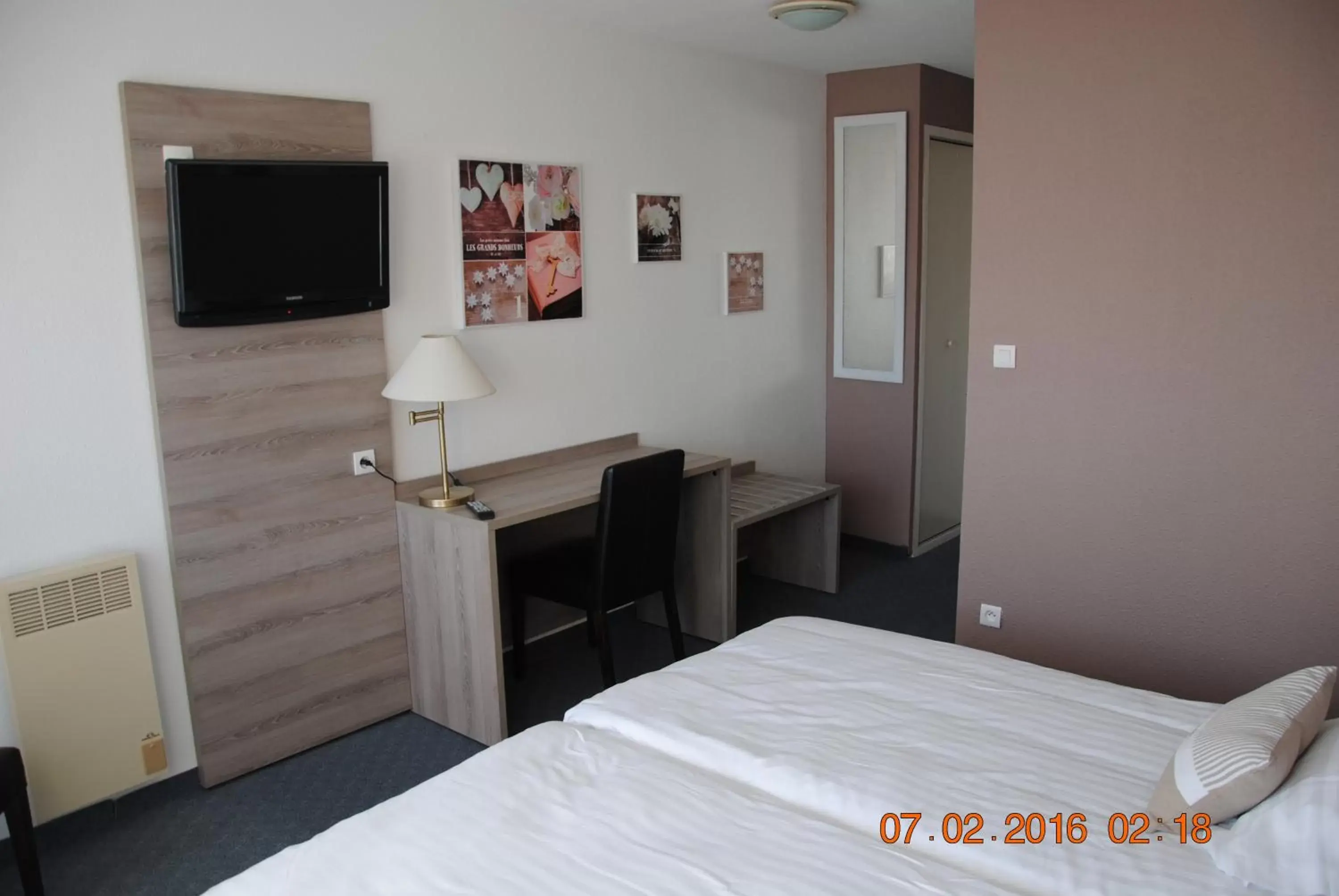 Bedroom, TV/Entertainment Center in Hotel Albizzia