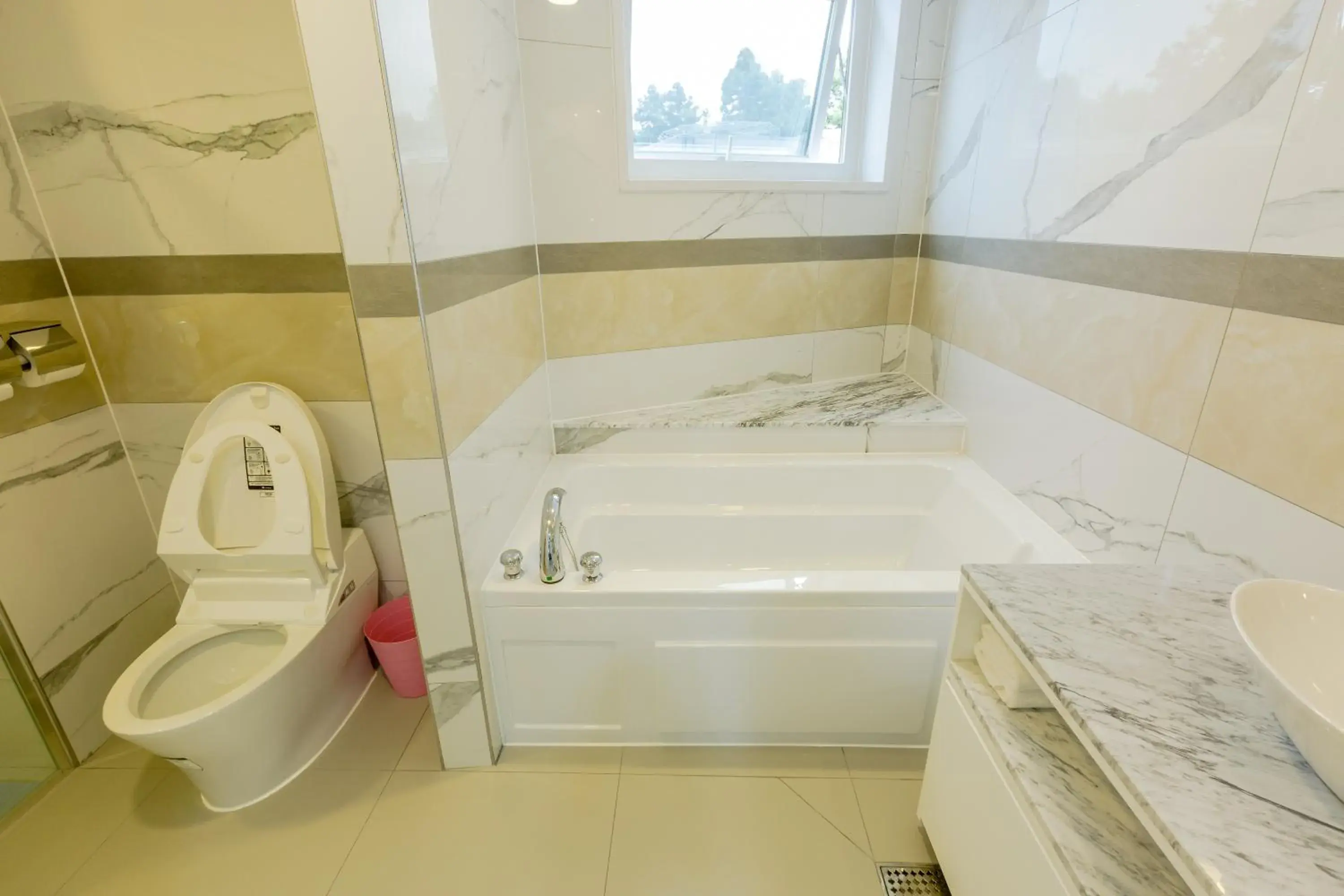 Shower, Bathroom in GLADSHEIM HOTEL