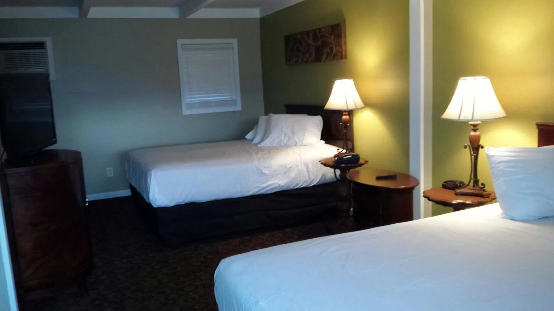 Bed in Kentucky Lake Inn