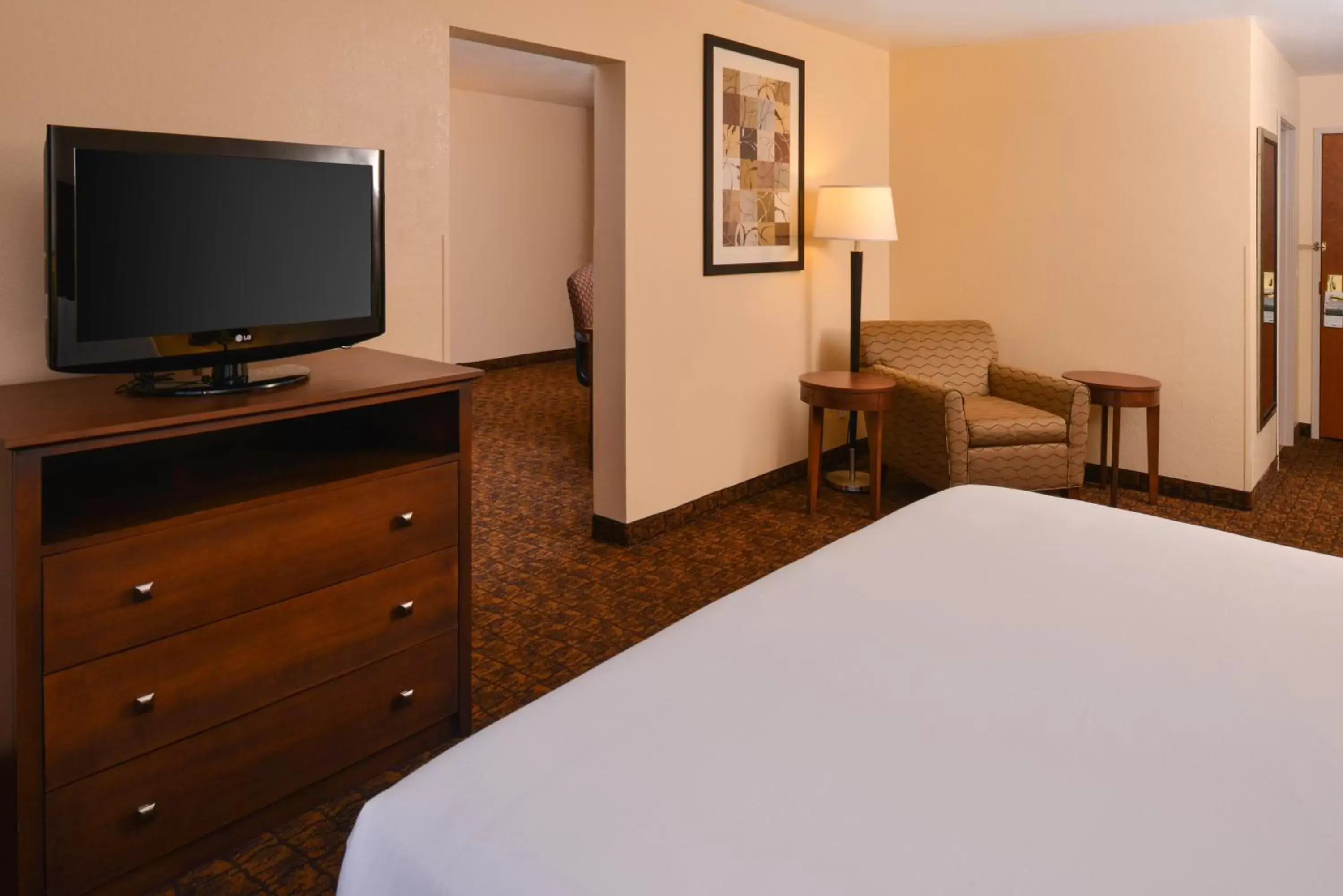 Photo of the whole room, TV/Entertainment Center in Holiday Inn Express Morgantown, an IHG Hotel