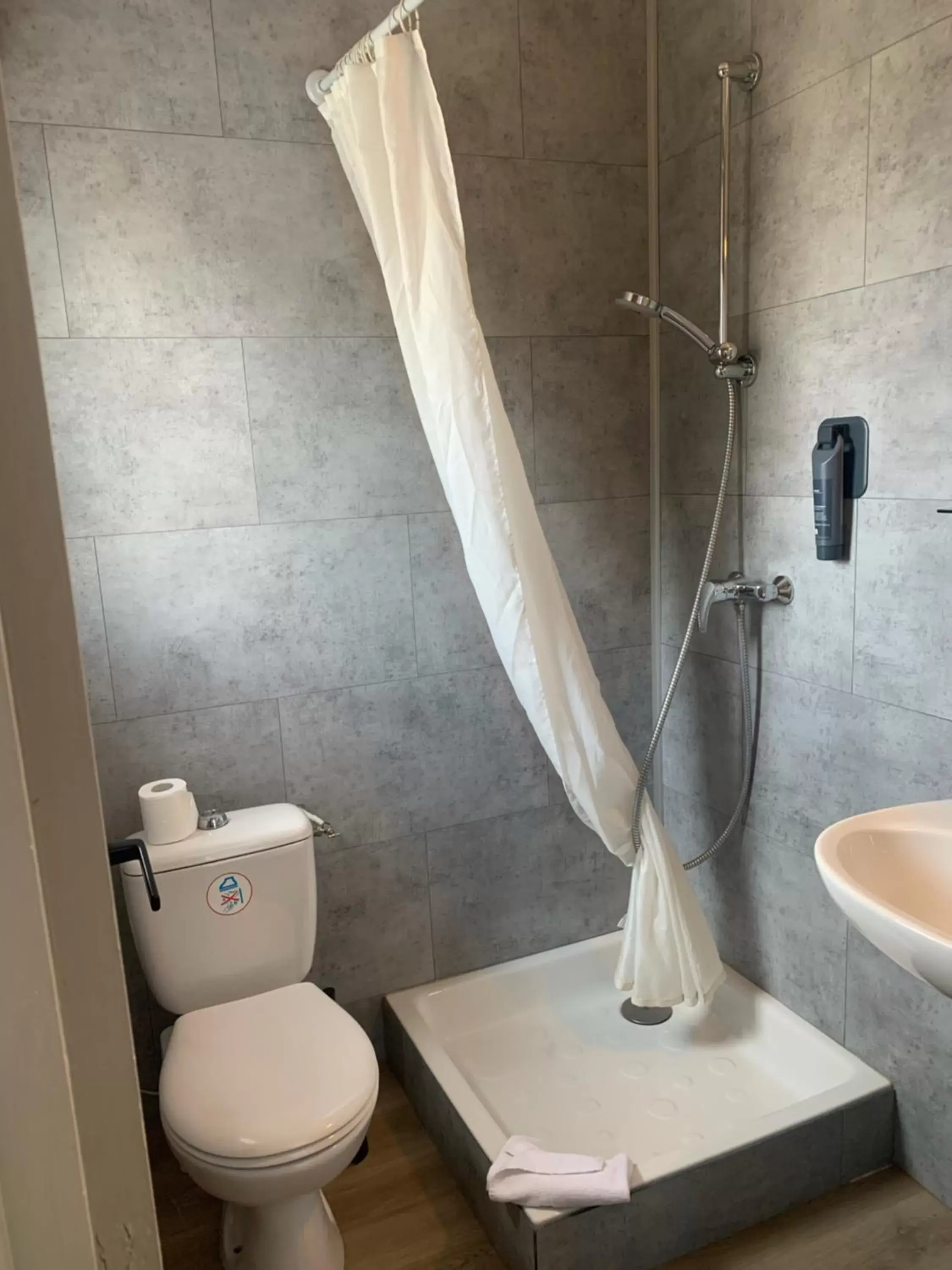 Shower, Bathroom in Hotel Bistrot FINE
