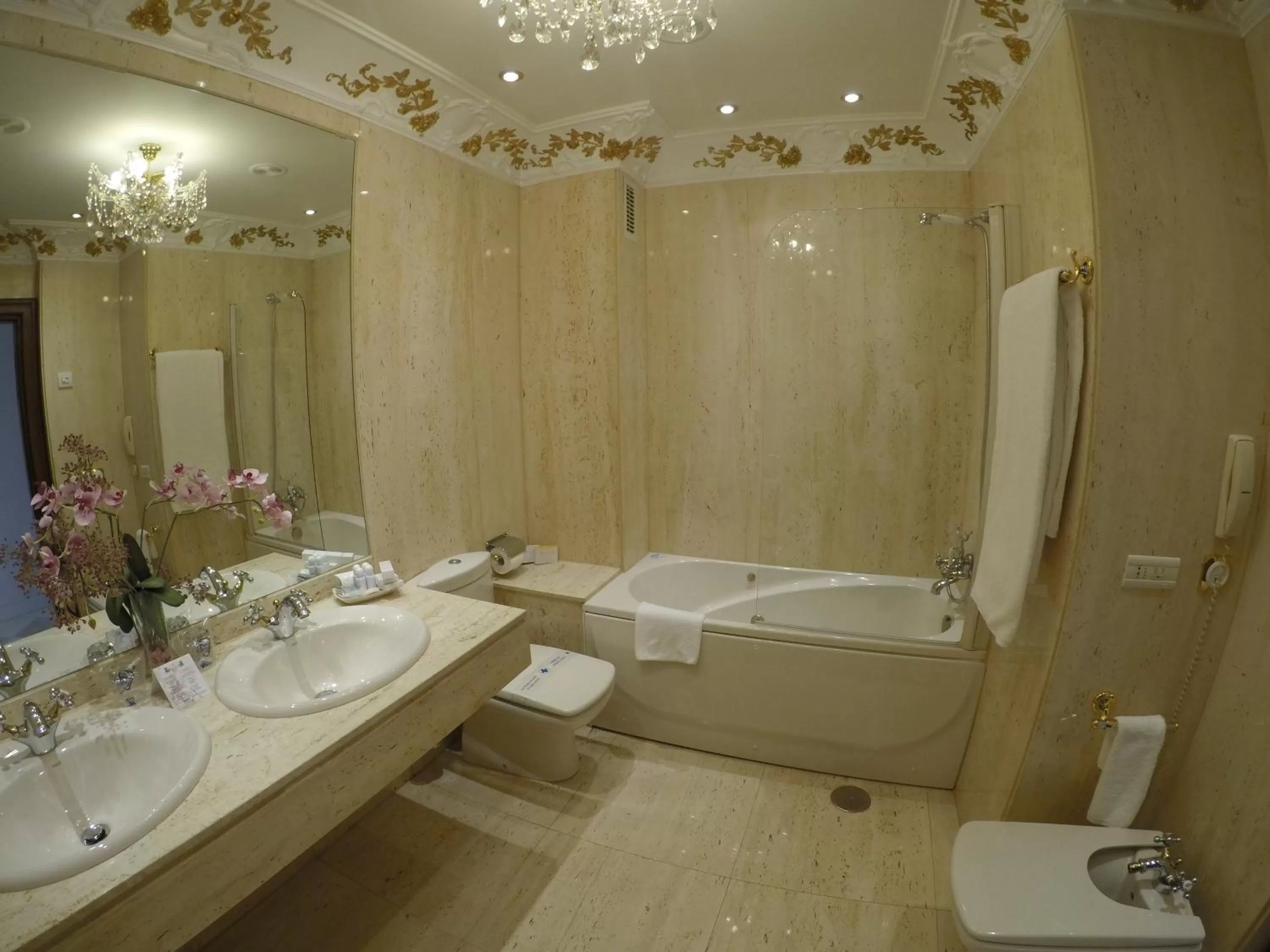 Bathroom in Artheus Carmelitas Salamanca