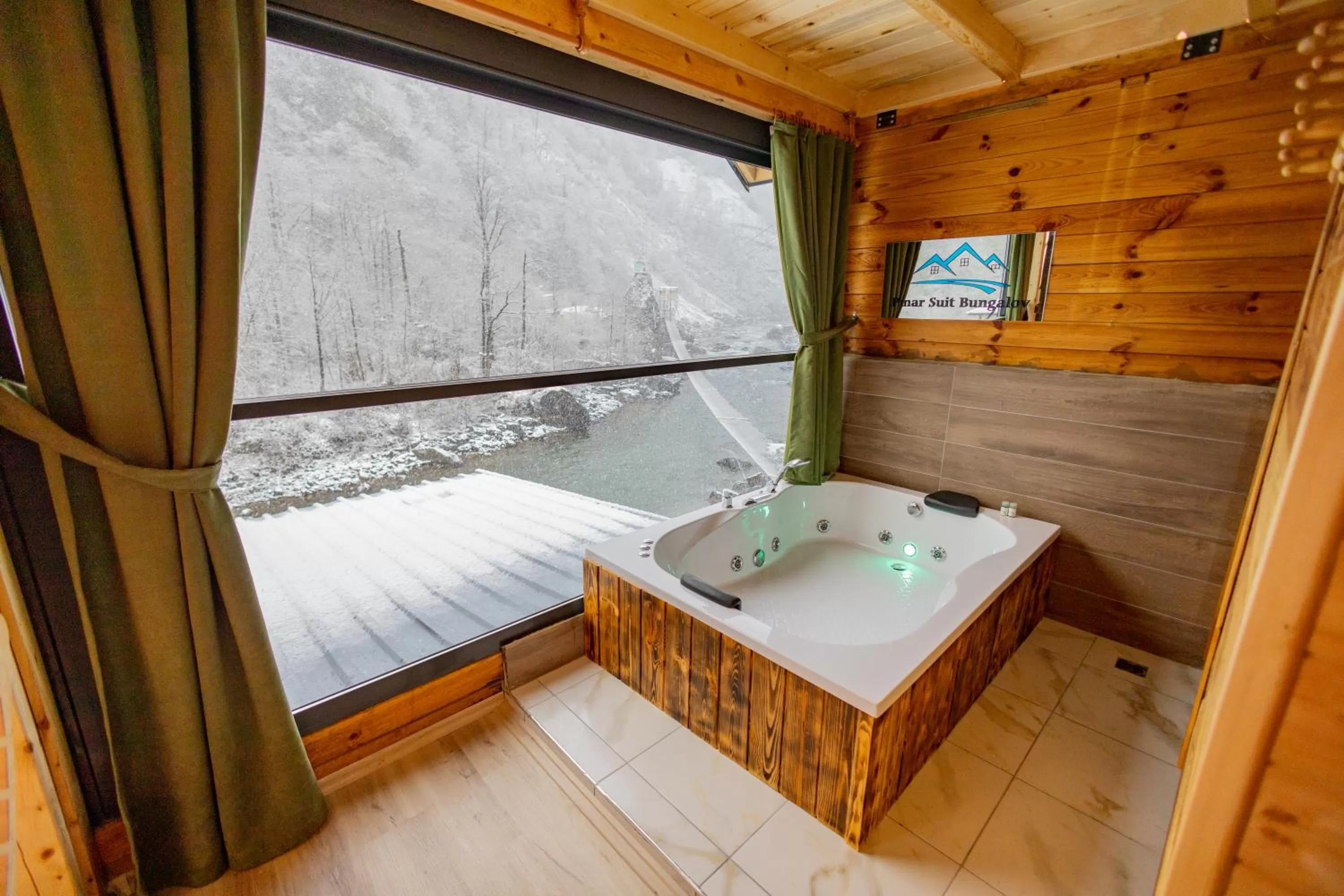 Hot Tub in Pınar Suit Bungalow