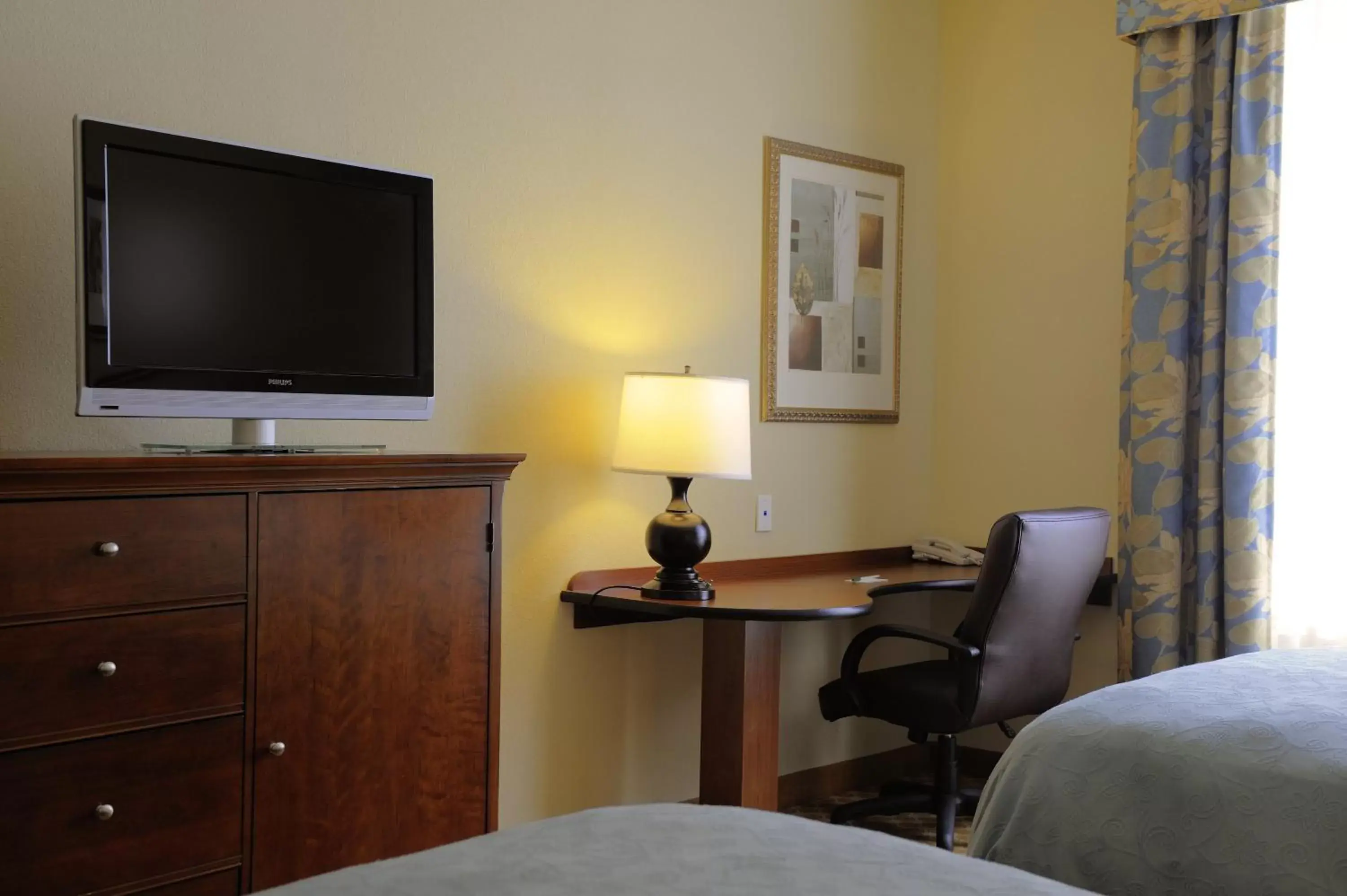 Photo of the whole room, TV/Entertainment Center in Country Inn & Suites by Radisson, Orangeburg, SC