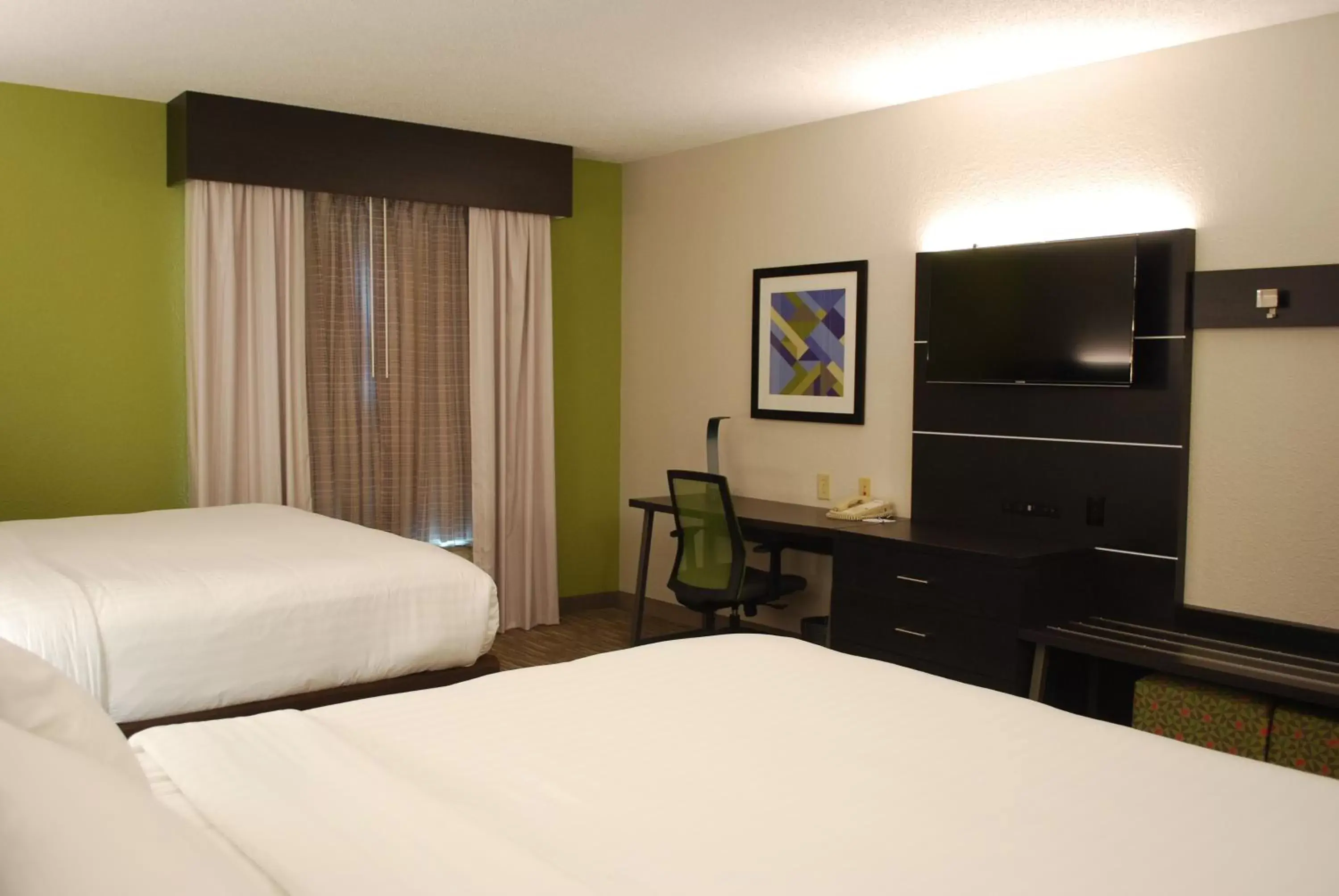 Bed in Holiday Inn Express Hotel & Suites Kingsport-Meadowview I-26, an IHG Hotel