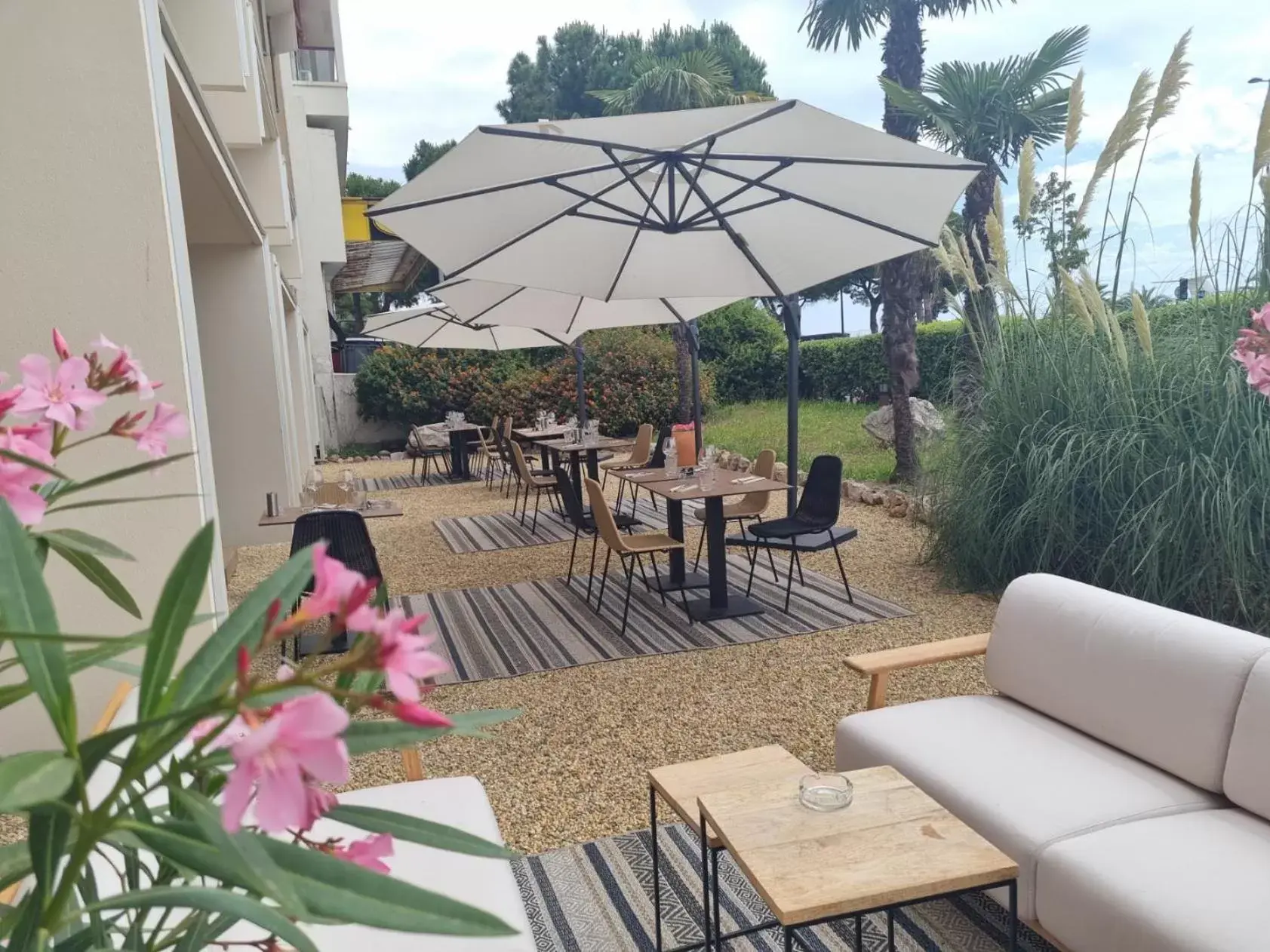 Patio, Patio/Outdoor Area in ibis Nice Aéroport Promenade des Anglais