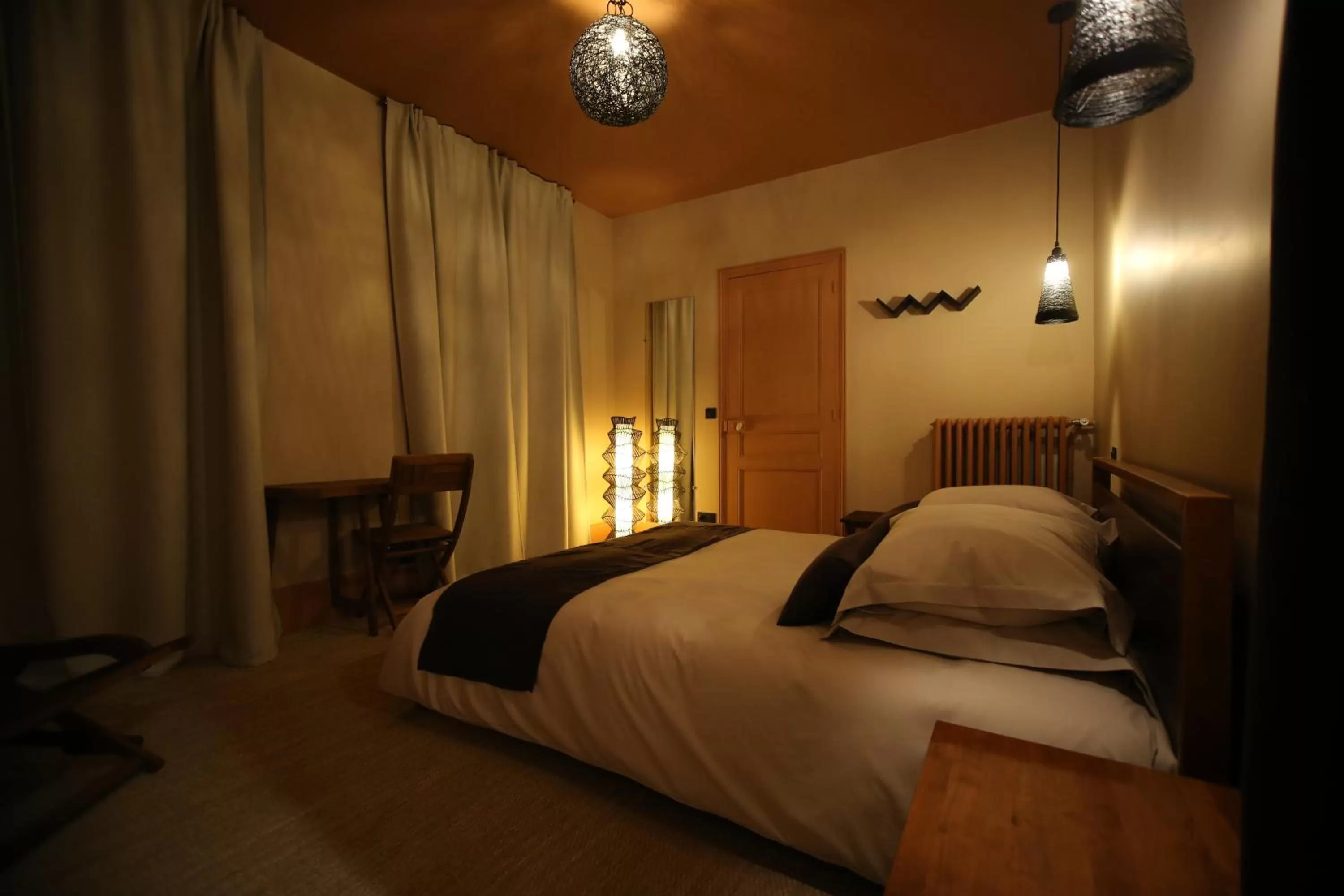 Photo of the whole room, Bed in Les Rêves de Flamboin