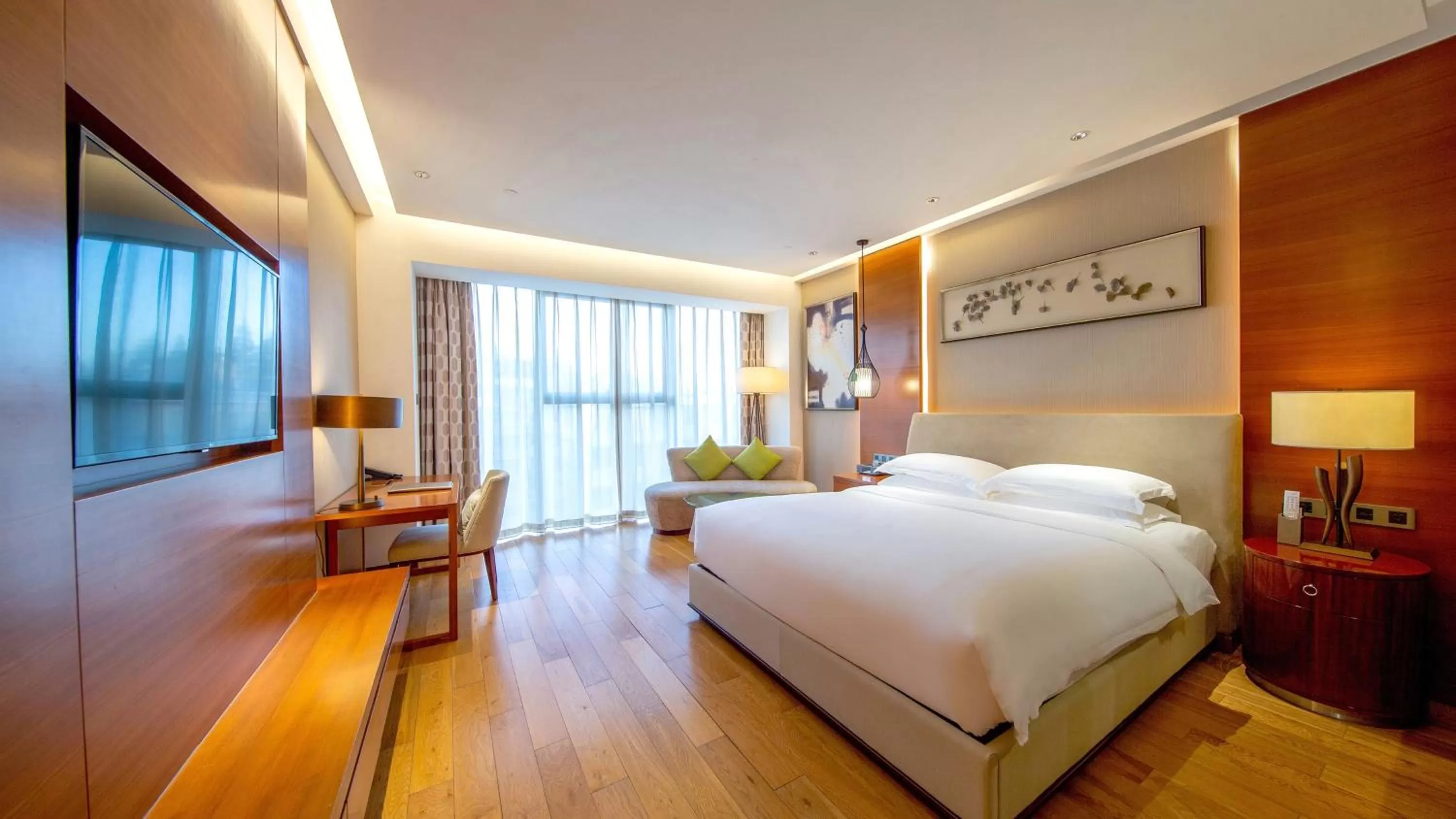 Photo of the whole room, Bed in Holiday Inn Nanjing Xuanwu Lake by IHG