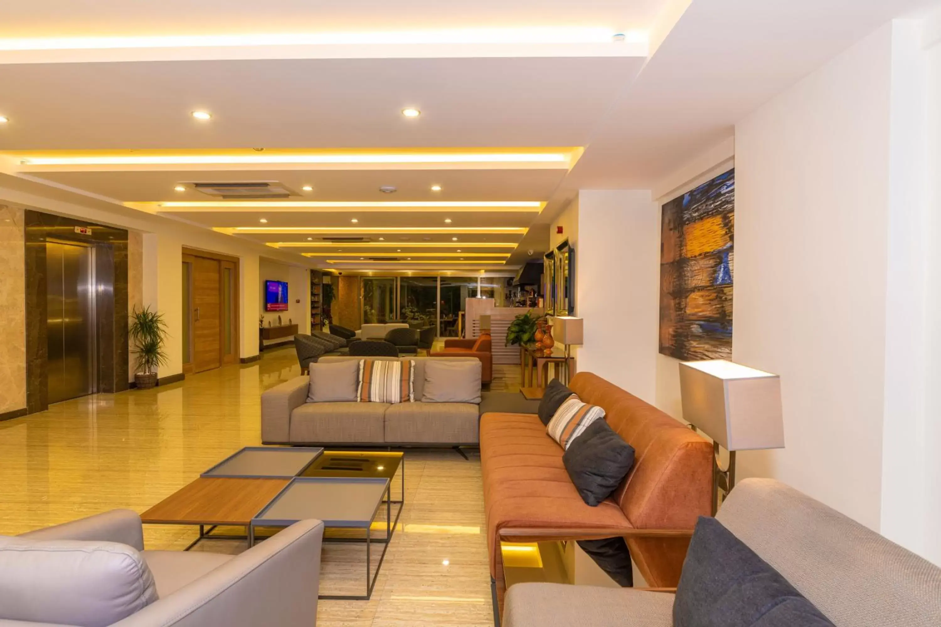 Living room, Lobby/Reception in 38 Hotel