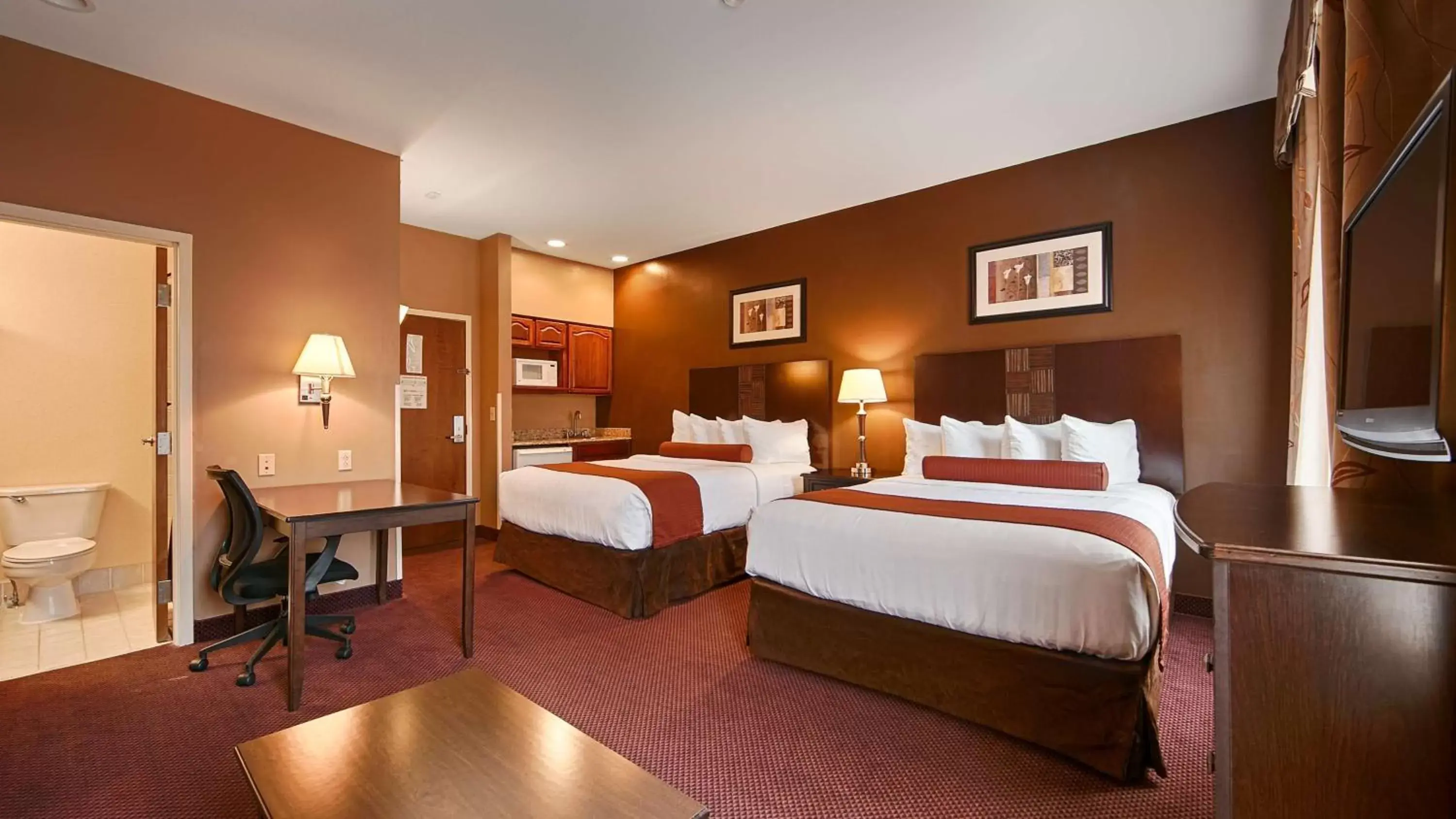 Photo of the whole room, Bed in Best Western PLUS Hannaford Inn & Suites