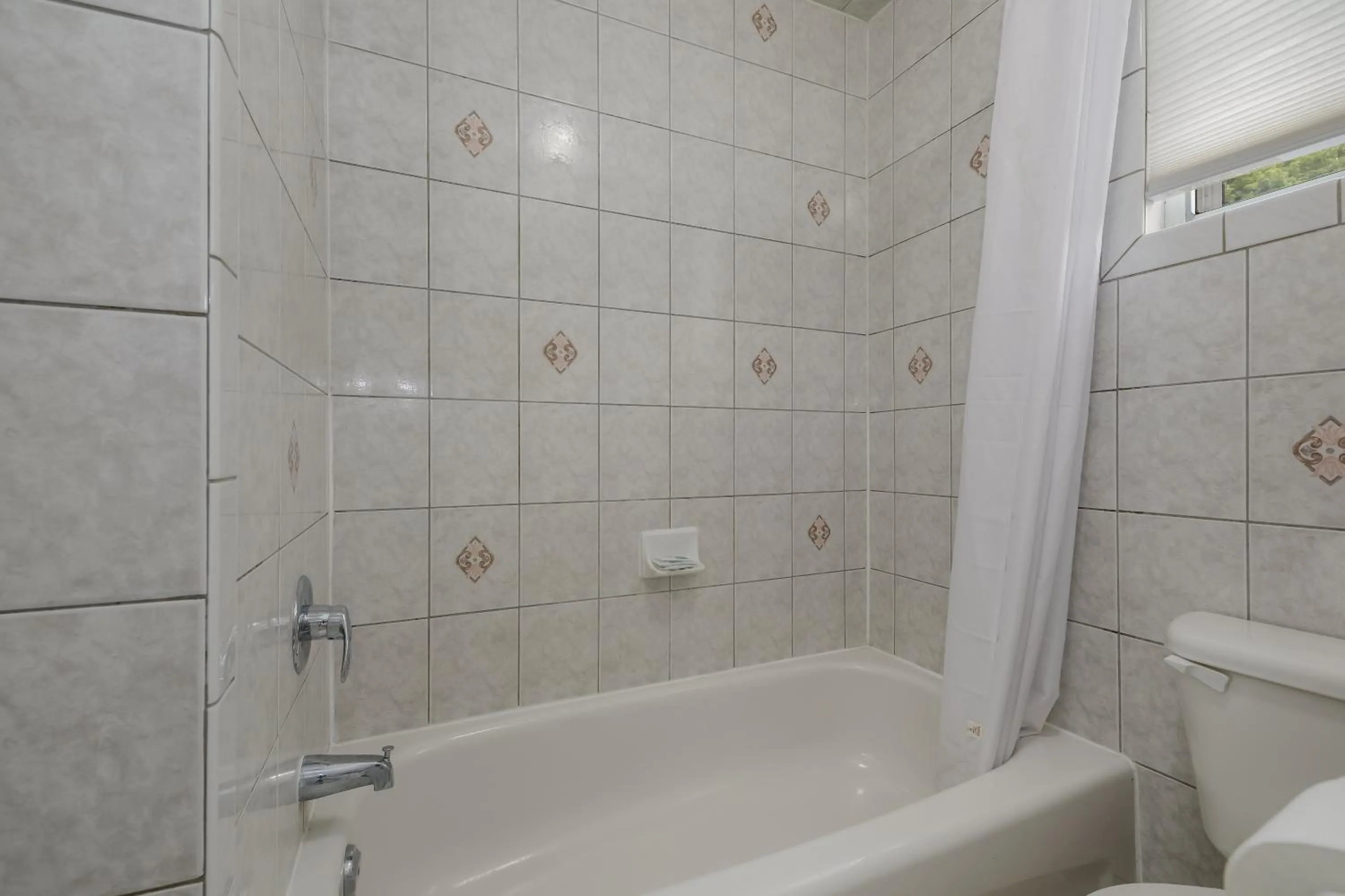 Shower in Knights Inn Burlington