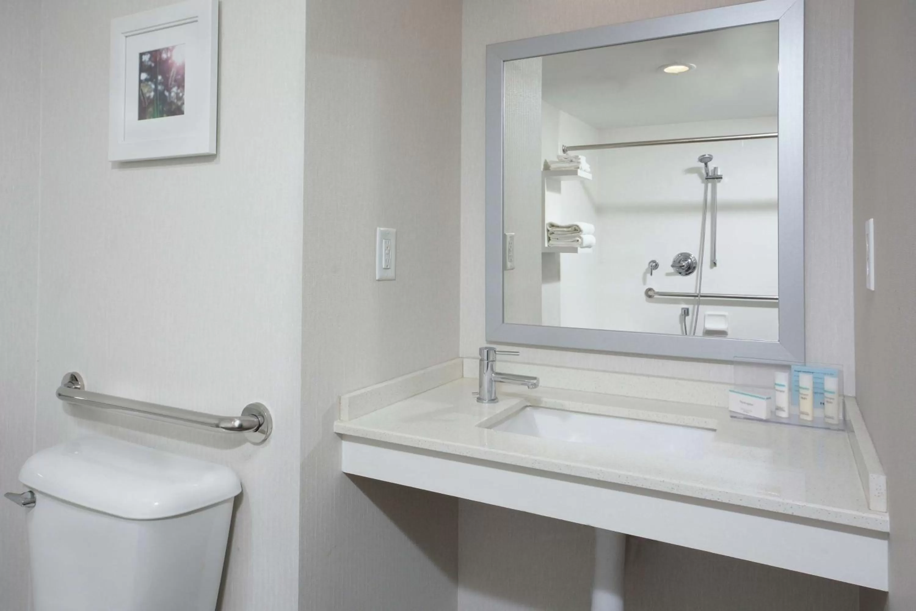 Bathroom in Hampton Inn High Point