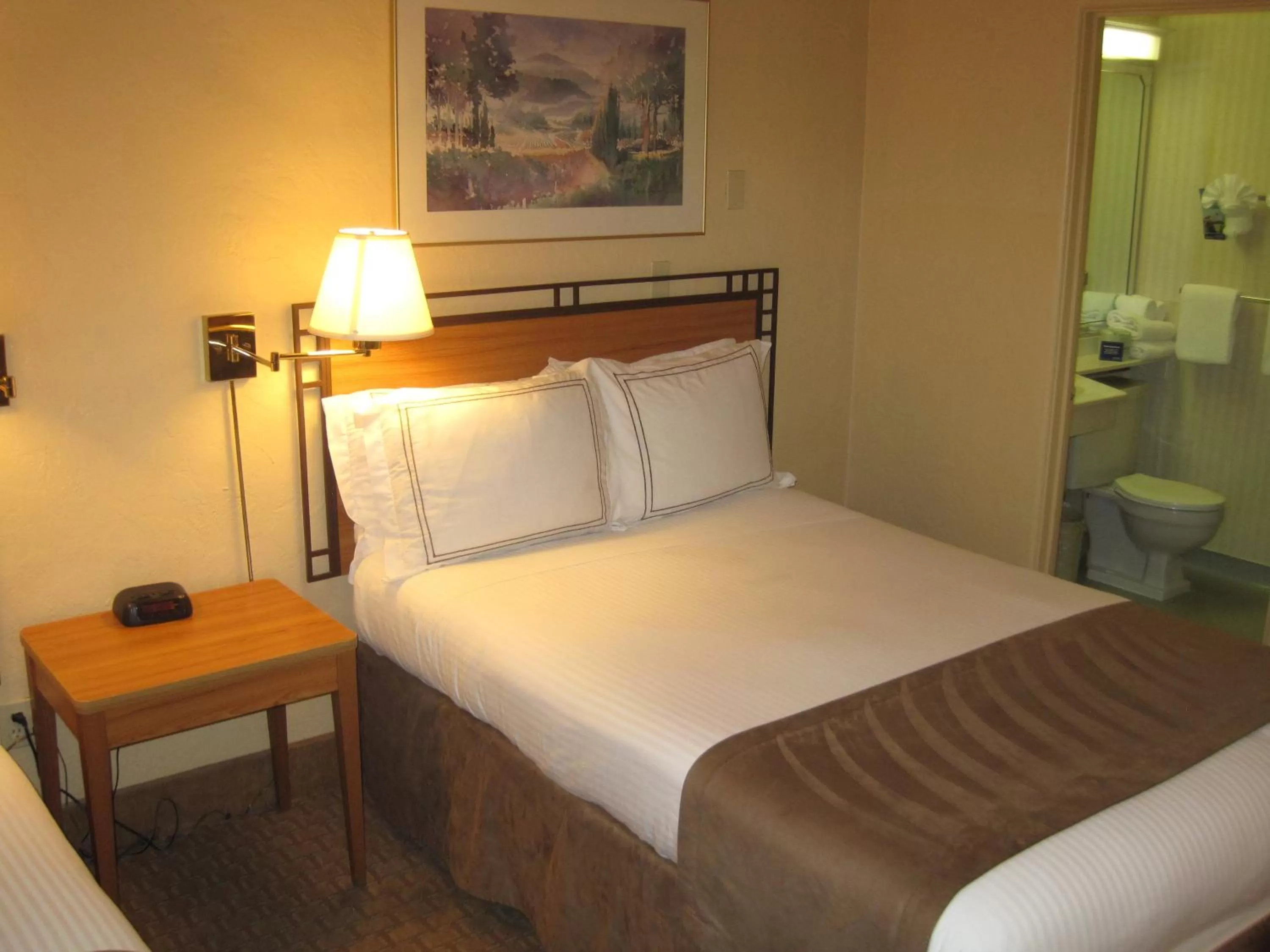 Bed in Travelodge by Wyndham Seattle By The Space Needle