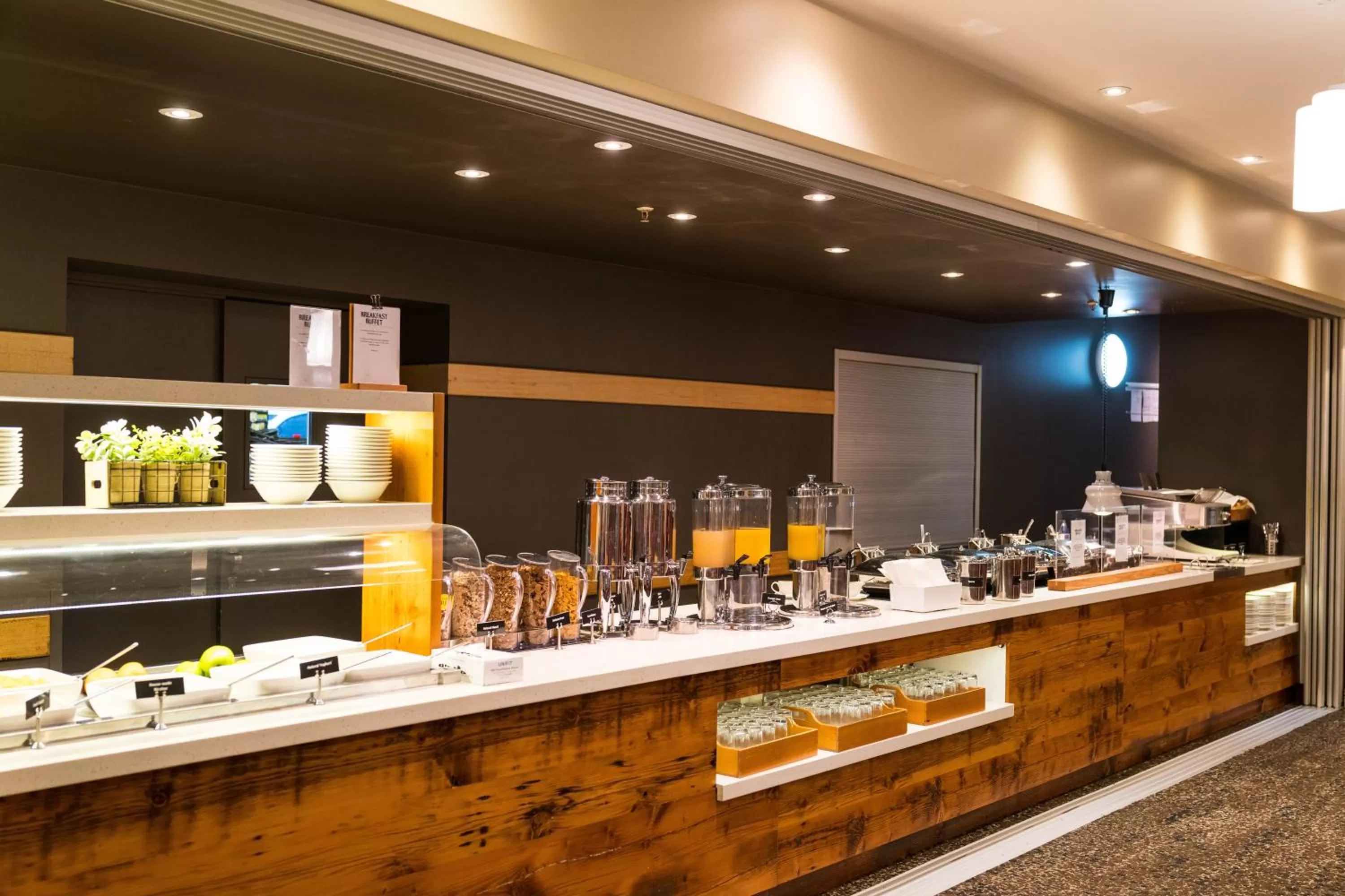 Breakfast in The Old Woolstore Apartment Hotel