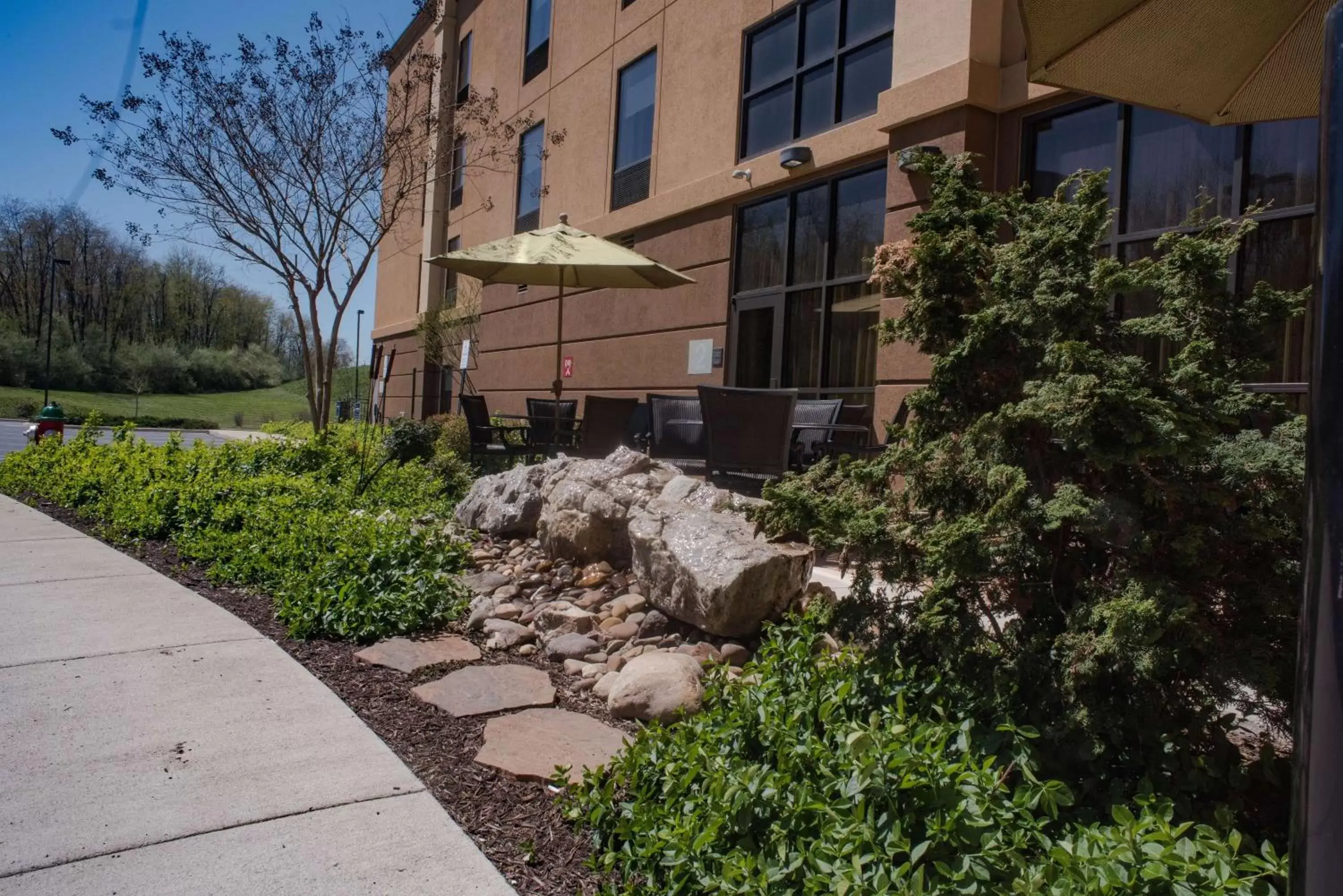 Patio, Property Building in Hampton Inn and Suites Woodstock, Virginia