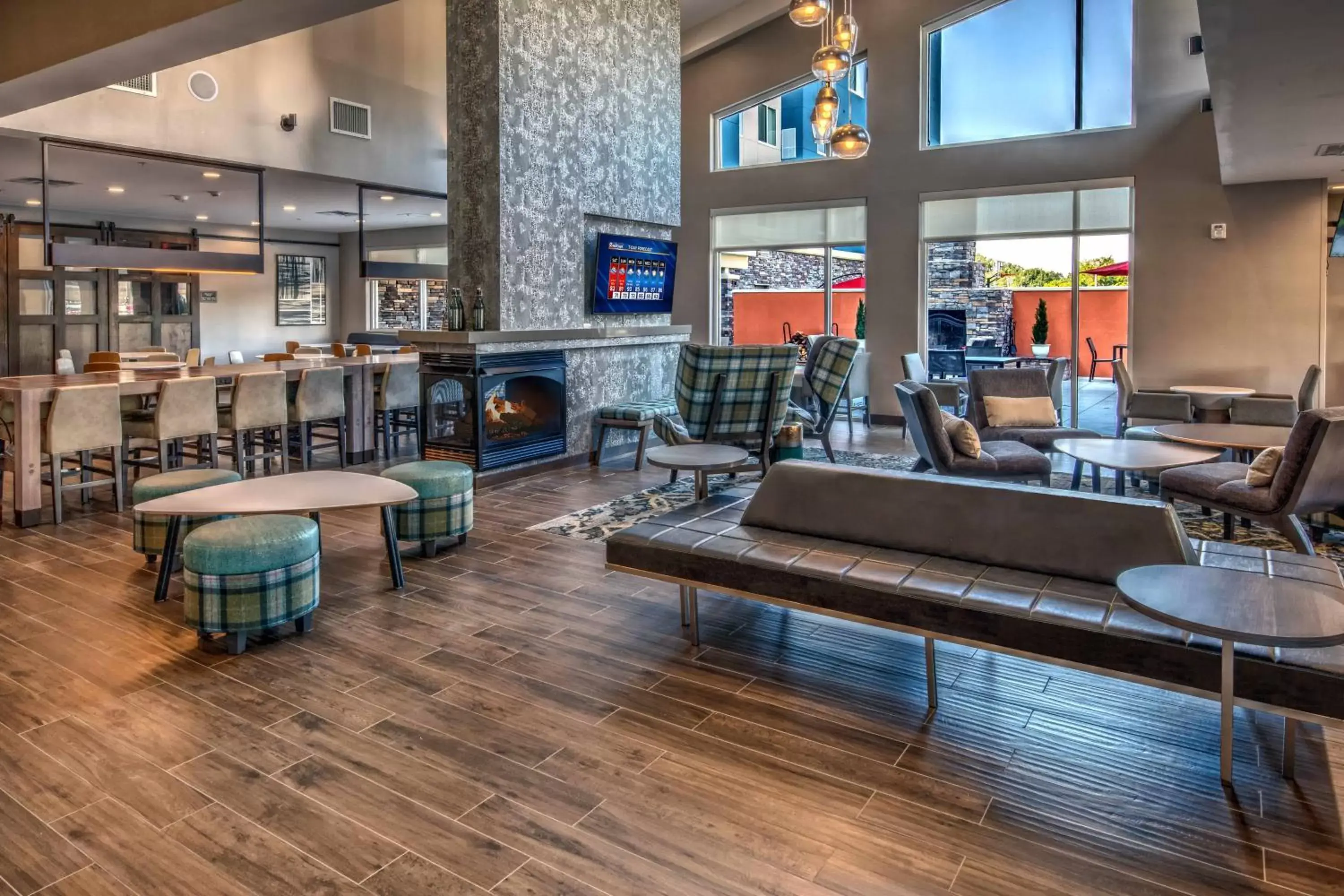 Lobby or reception, Lounge/Bar in Residence Inn by Marriott Tulsa Midtown