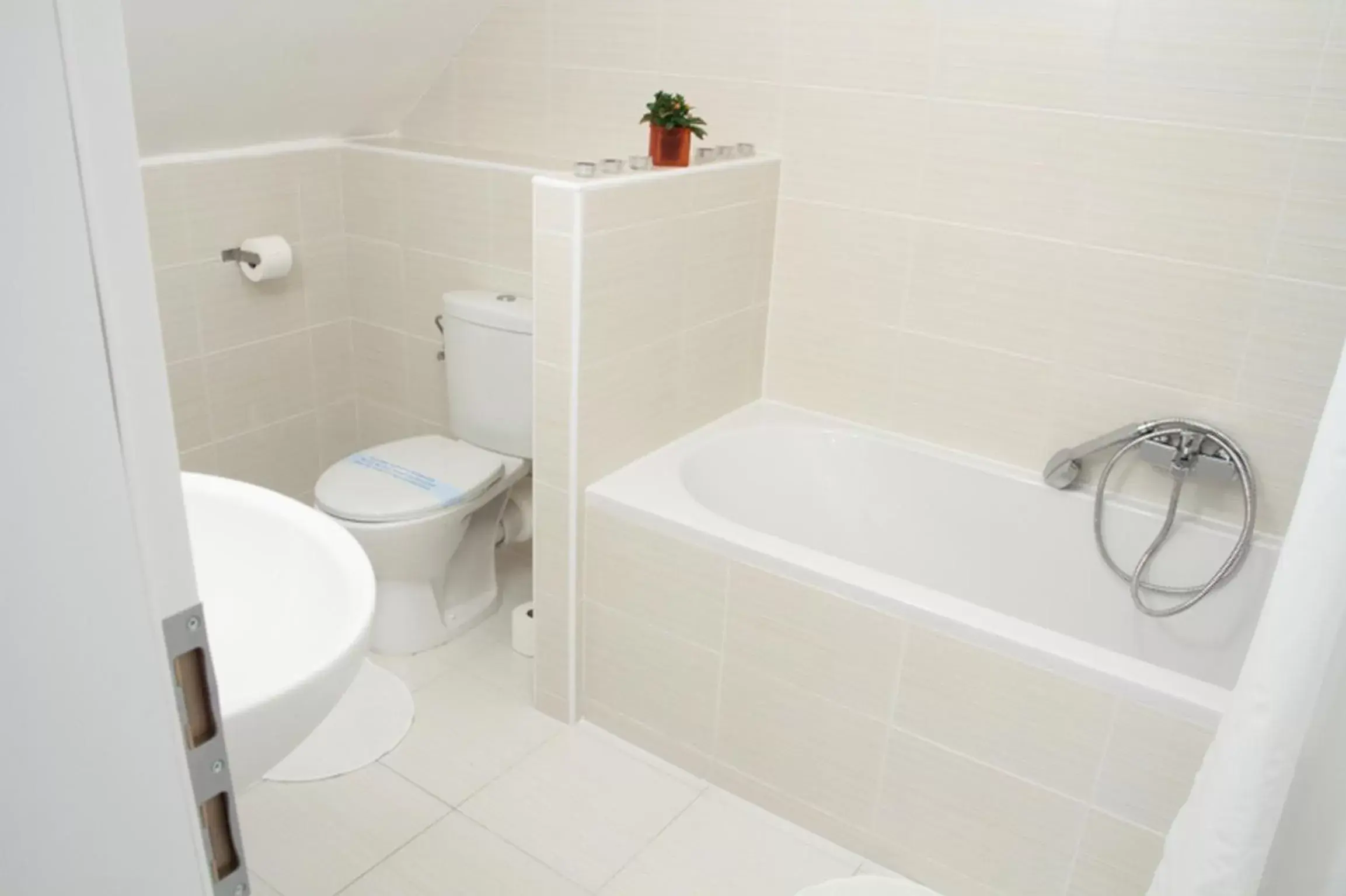 Toilet, Bathroom in Corvin Plaza Apartments & Suites