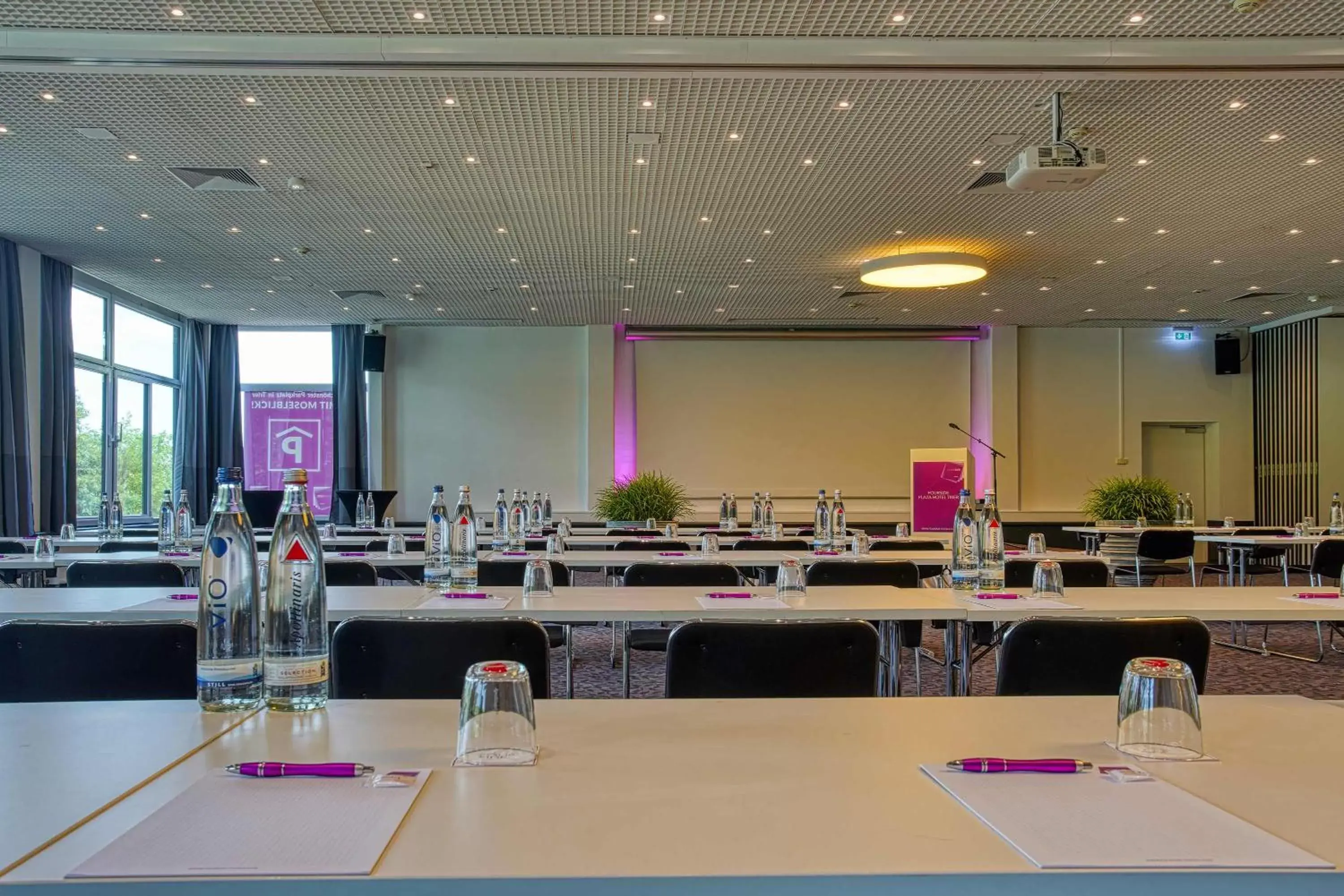 Meeting/conference room, Restaurant/Places to Eat in FourSide Hotel Trier