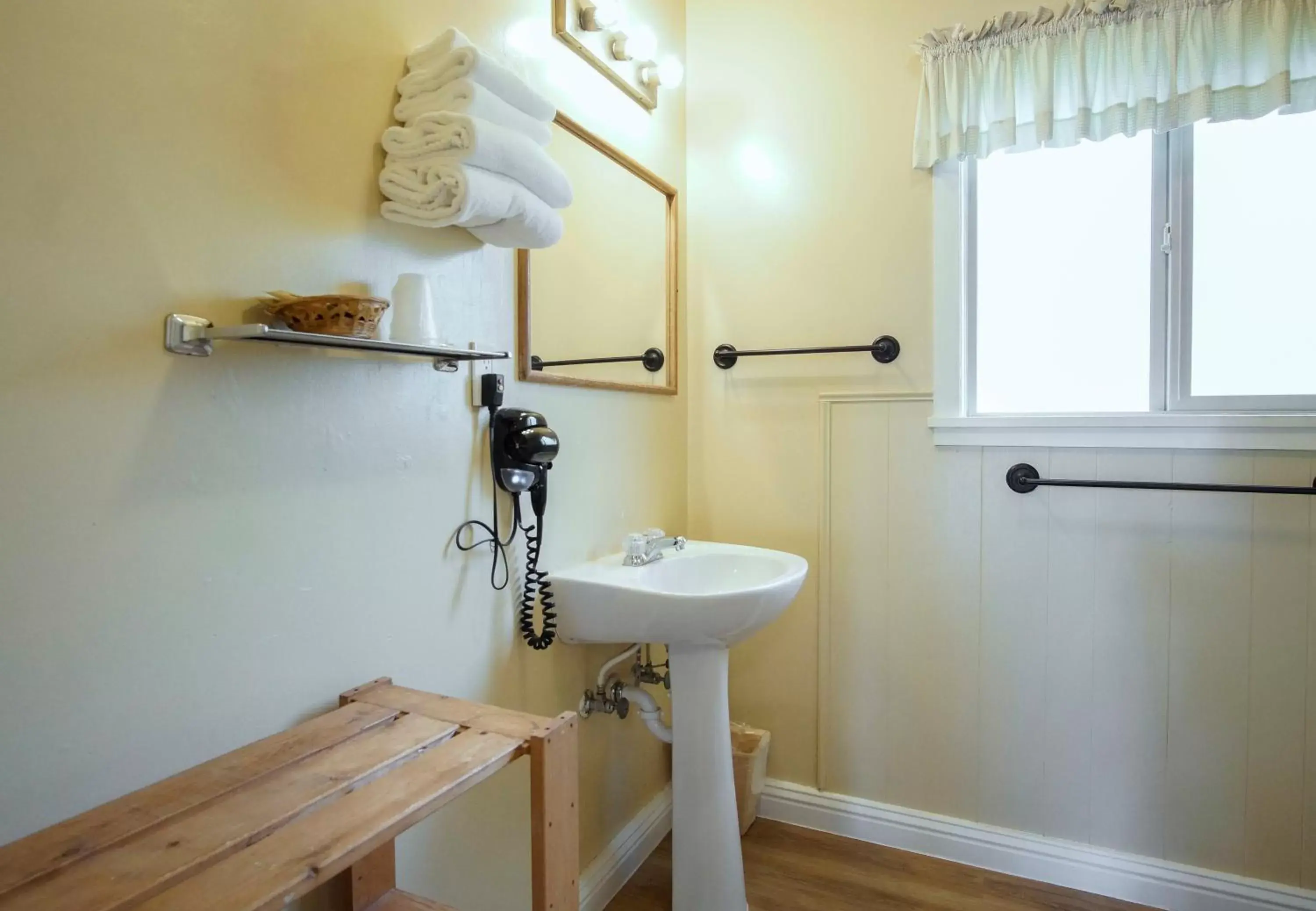 Bathroom in Green Gables Motel & Suites