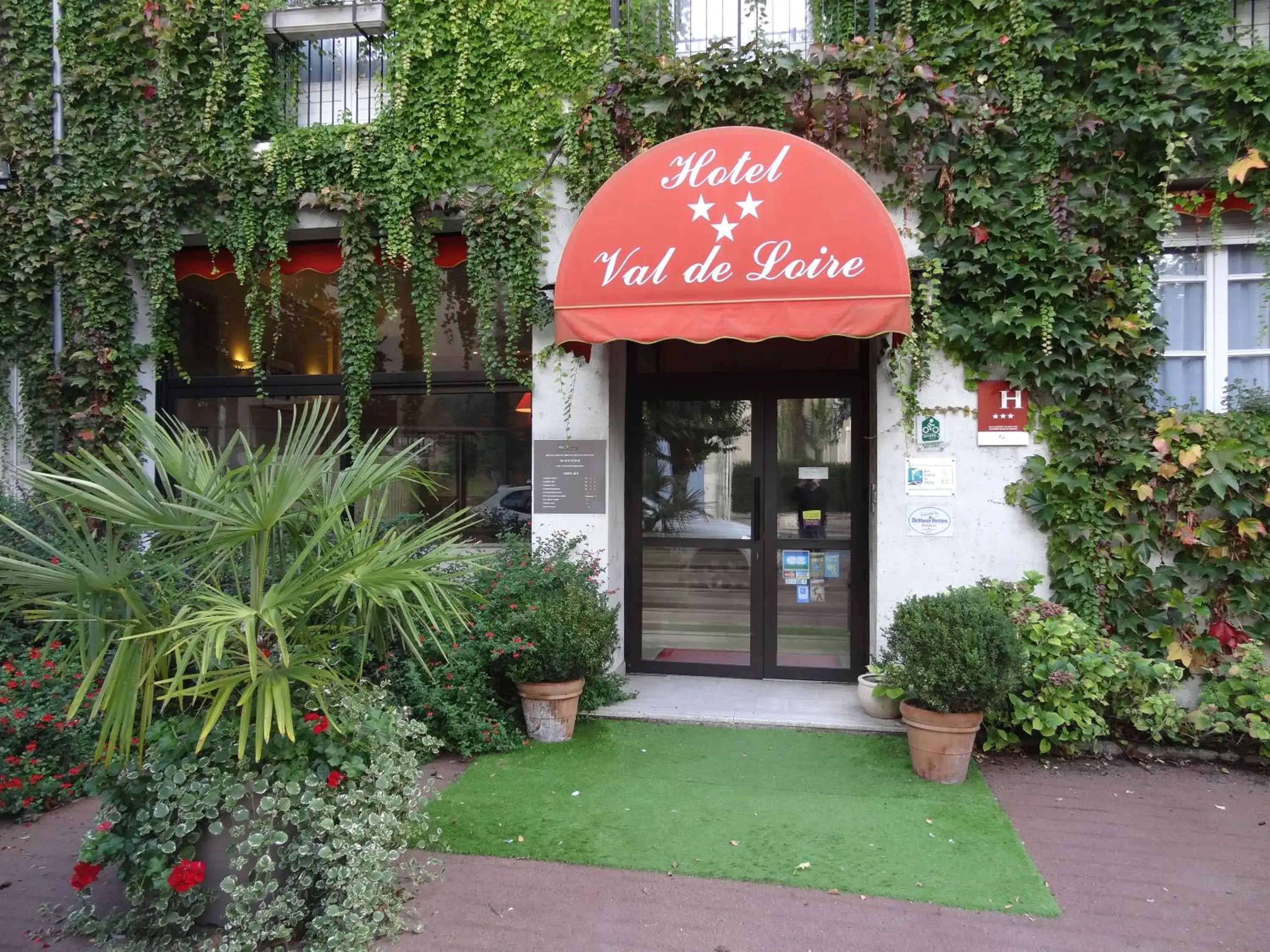 Facade/entrance in Hotel Val De Loire