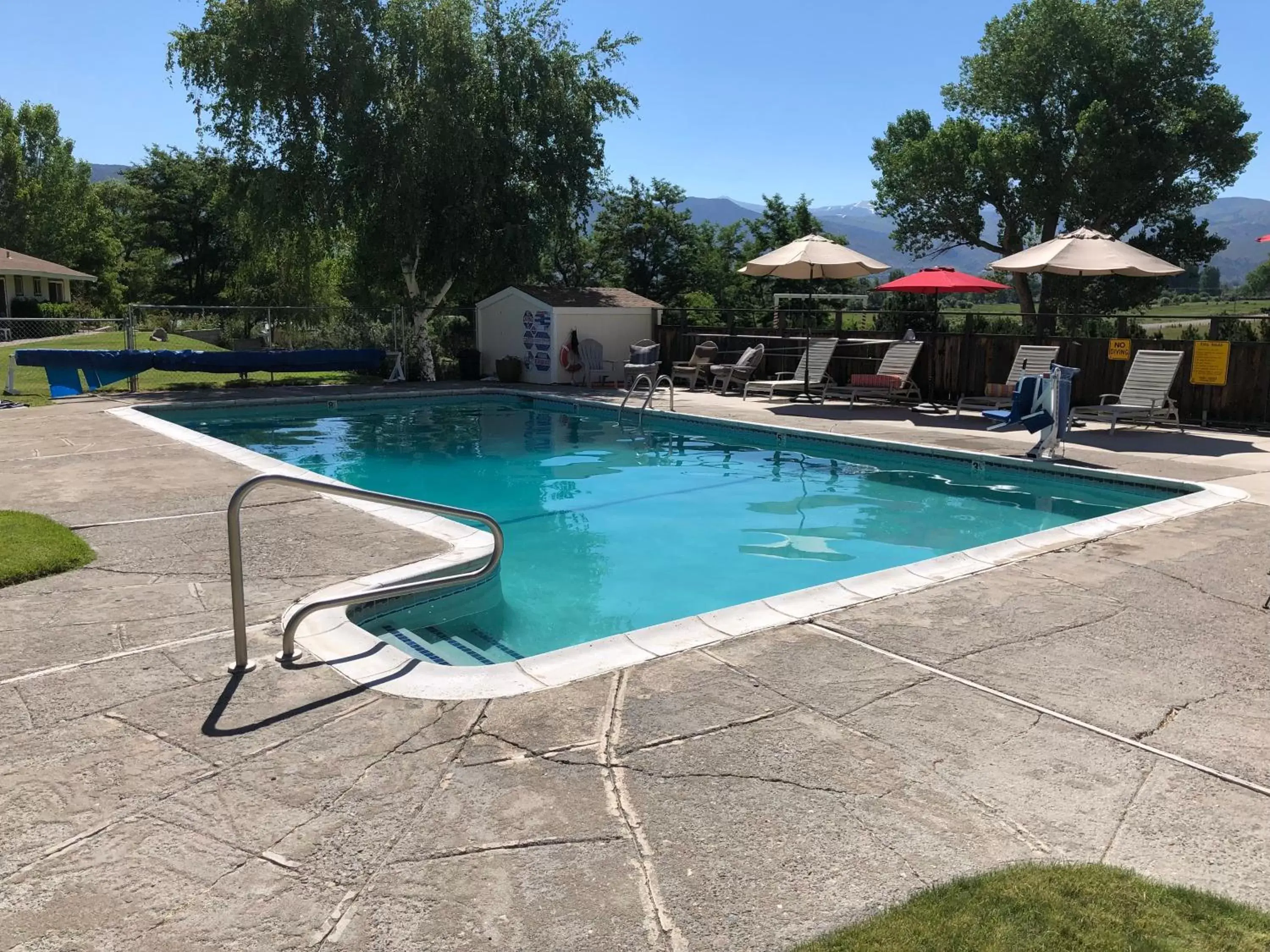 Swimming Pool in Meadowcliff Lodge Coleville