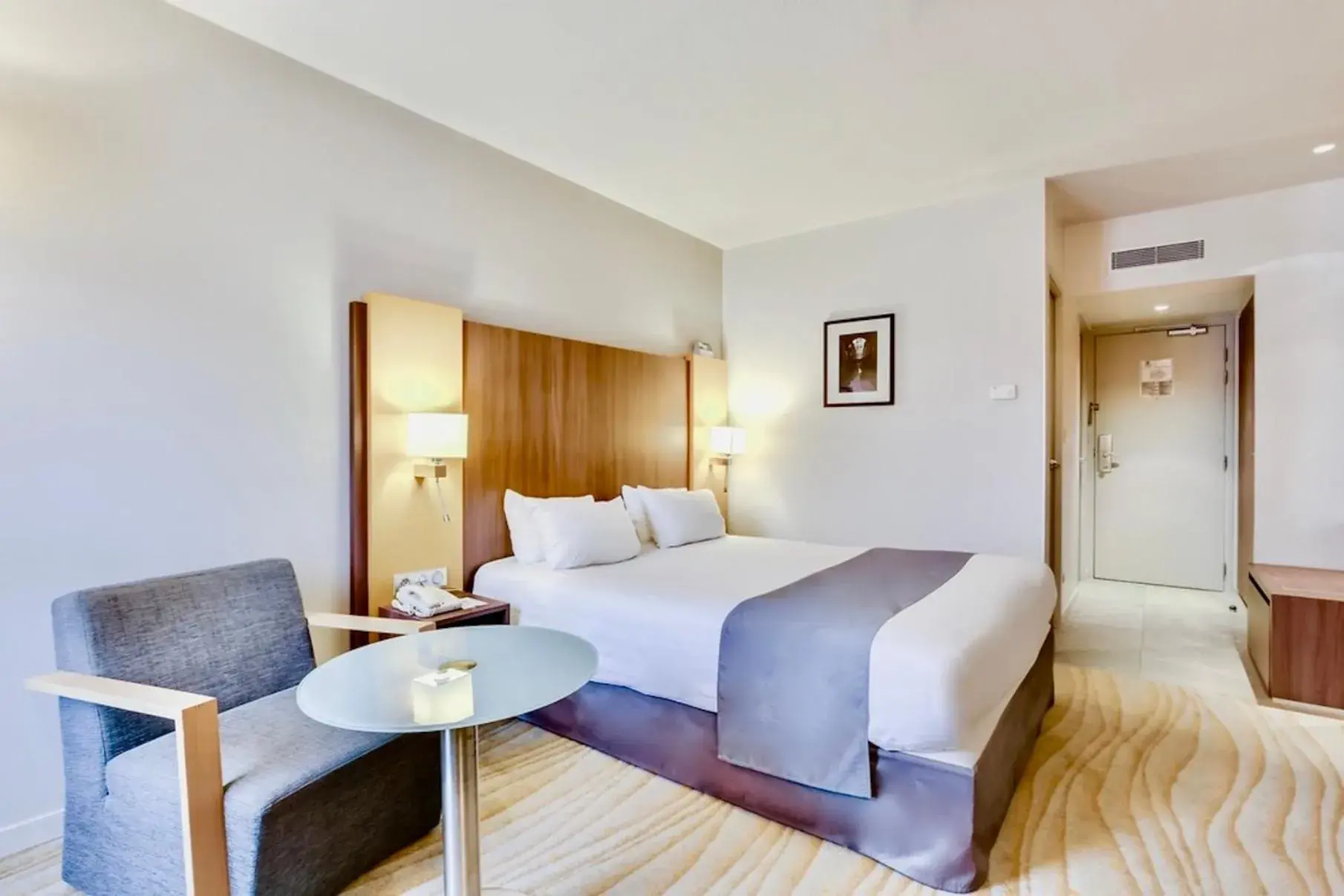 Photo of the whole room, Bed in Holiday Inn Lyon Vaise by IHG Photo of the whole room, Bed in Holiday Inn Lyon Vaise by IHG