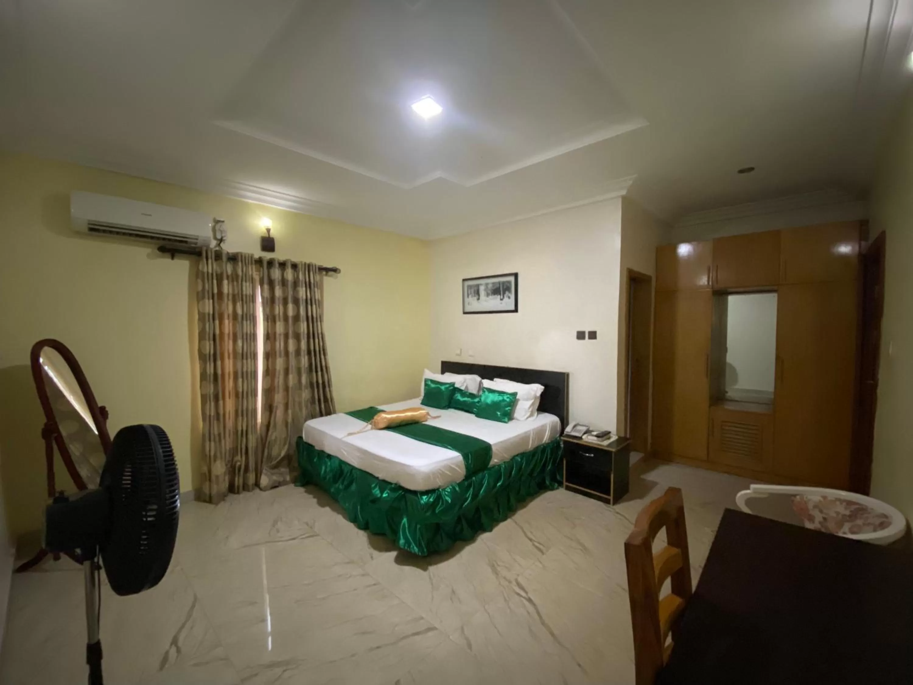 Bed in Nue-Crest Hotels & Suites