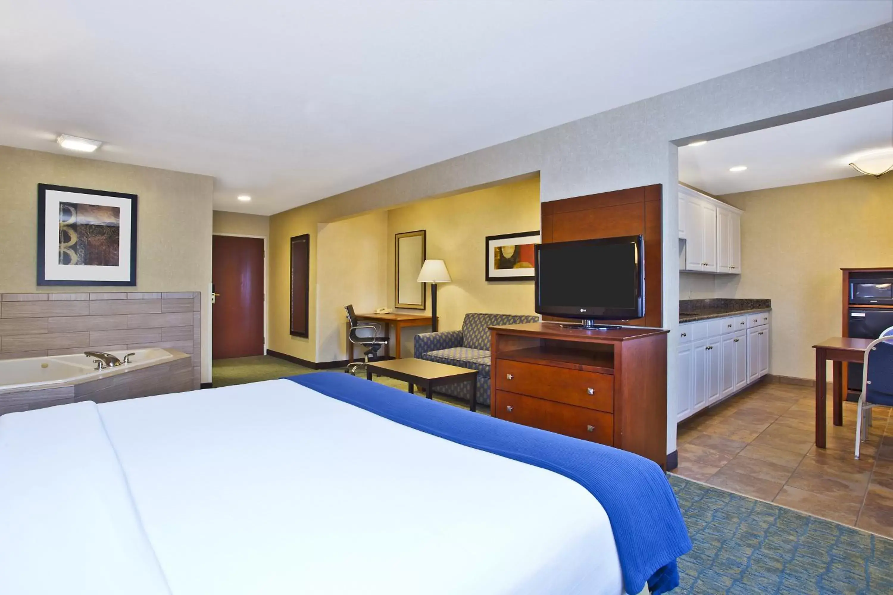 Photo of the whole room, TV/Entertainment Center in Holiday Inn Express Hotel & Suites Wabash, an IHG Hotel