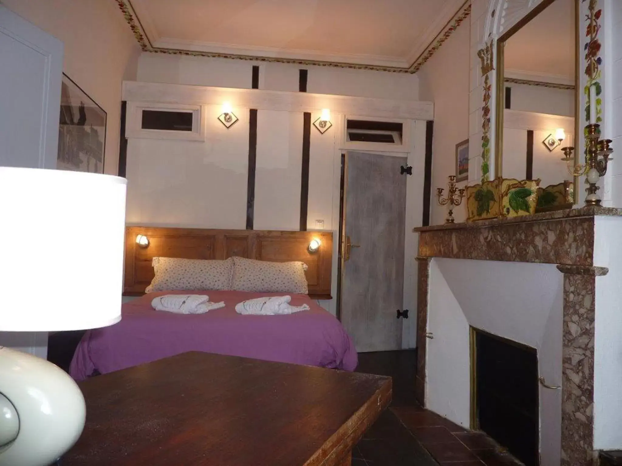 Photo of the whole room, Bed in L'Enclos des Jacobins