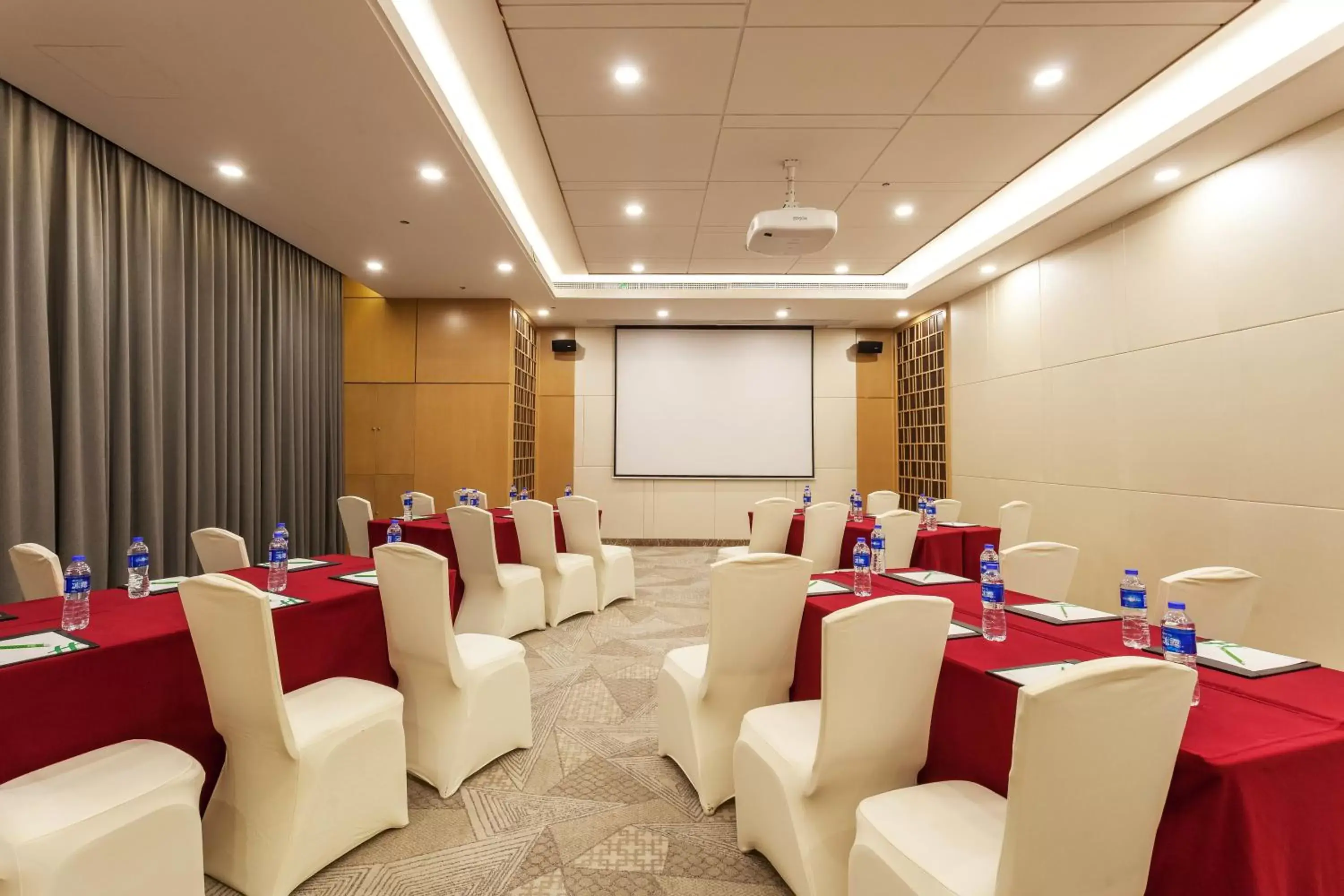 Meeting/conference room in Holiday Inn Shanghai Vista, an IHG Hotel