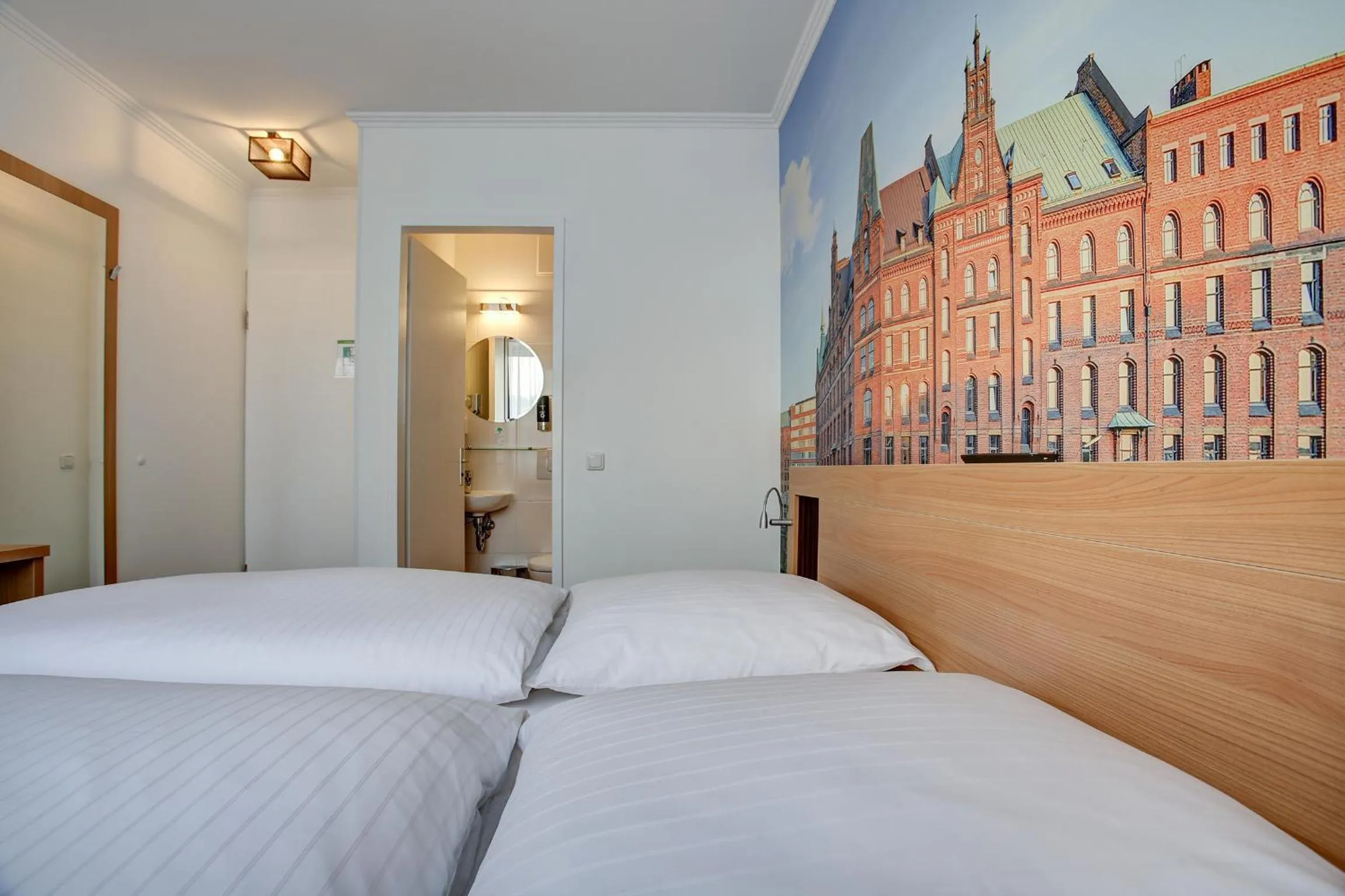 Photo of the whole room, Bed in Hotel Keese Hamburg