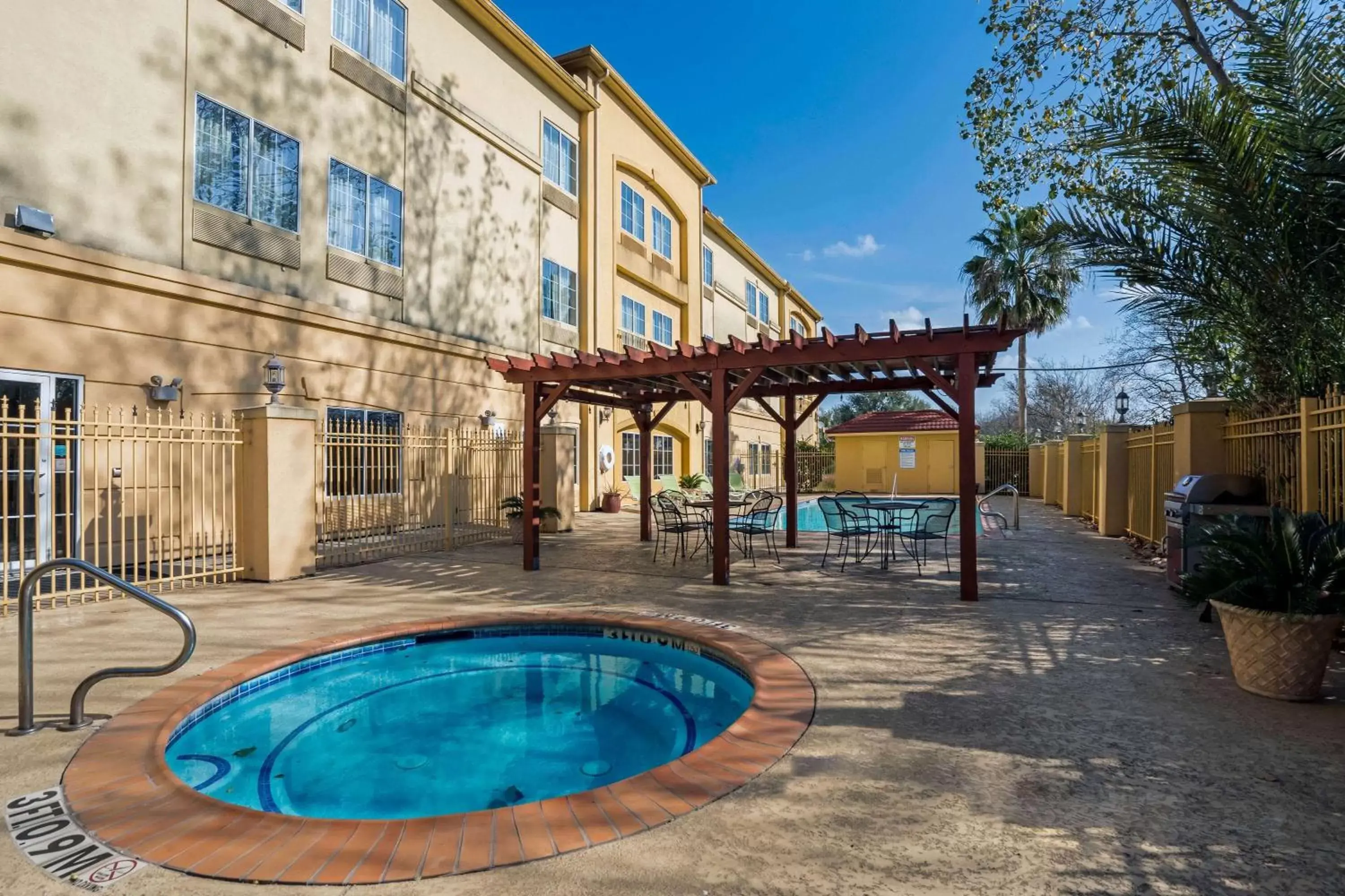 Property building, Swimming Pool in La Quinta by Wyndham Brookshire West Katy