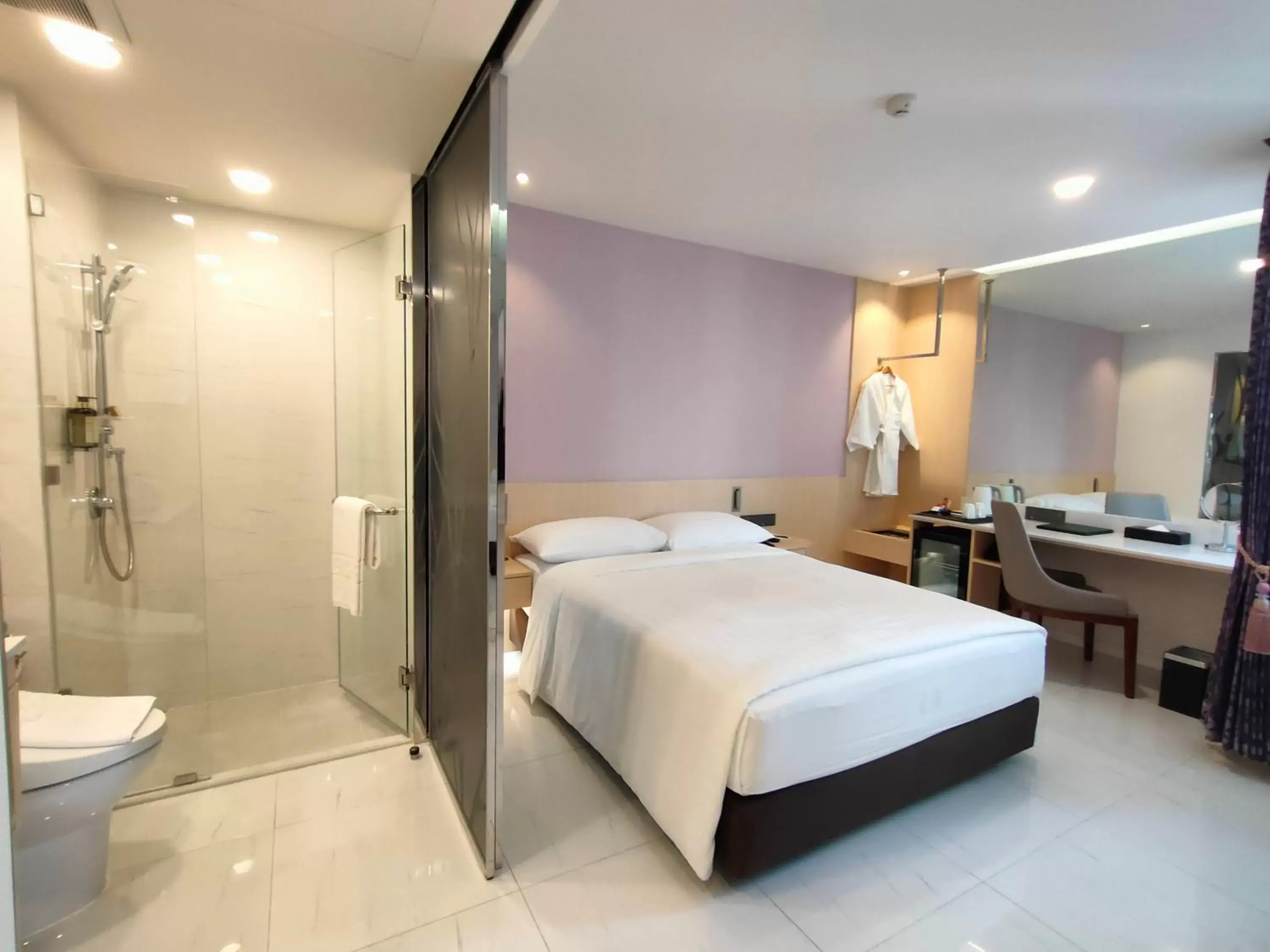 Photo of the whole room in Evergreen Laurel Hotel Bangkok Photo of the whole room in Evergreen Laurel Hotel Bangkok