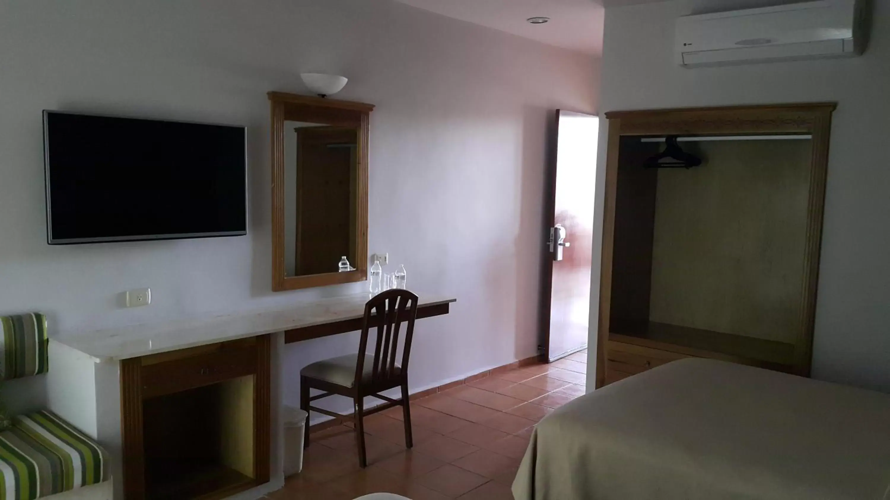 Bedroom, TV/Entertainment Center in Tecnohotel Mérida Norte