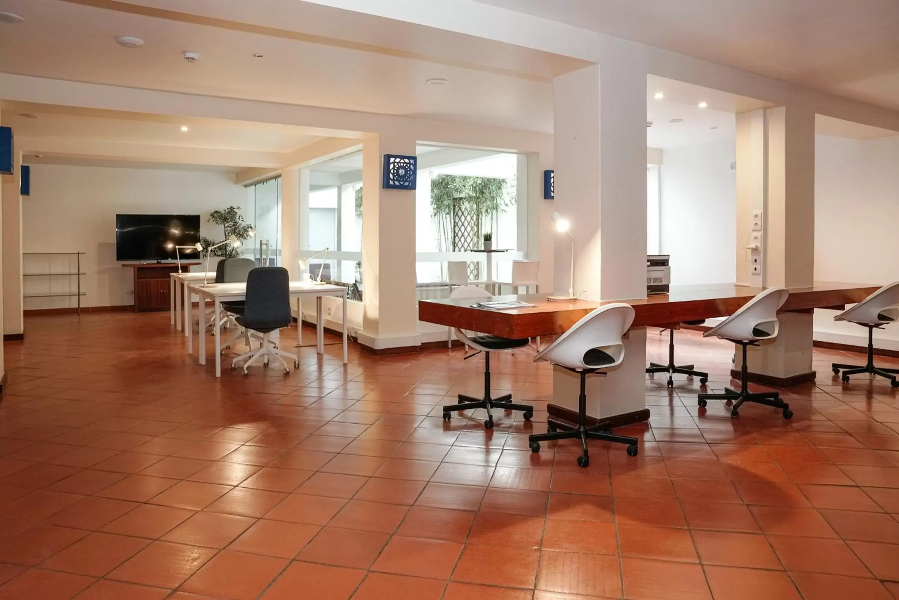 Seating area, Restaurant/Places to Eat in Carvi Beach Hotel