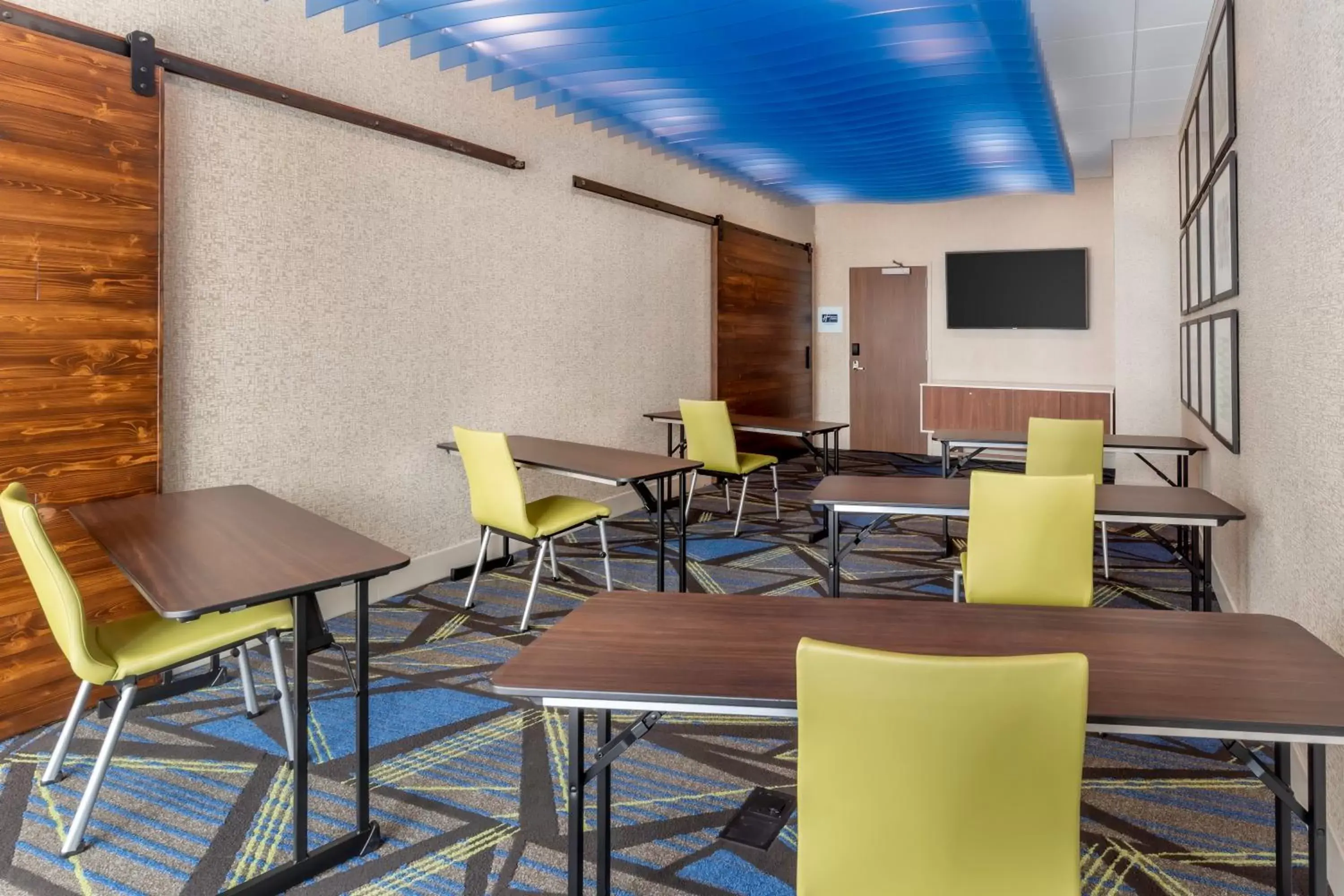 Meeting/conference room in Holiday Inn Express & Suites - Milwaukee West Allis, an IHG Hotel