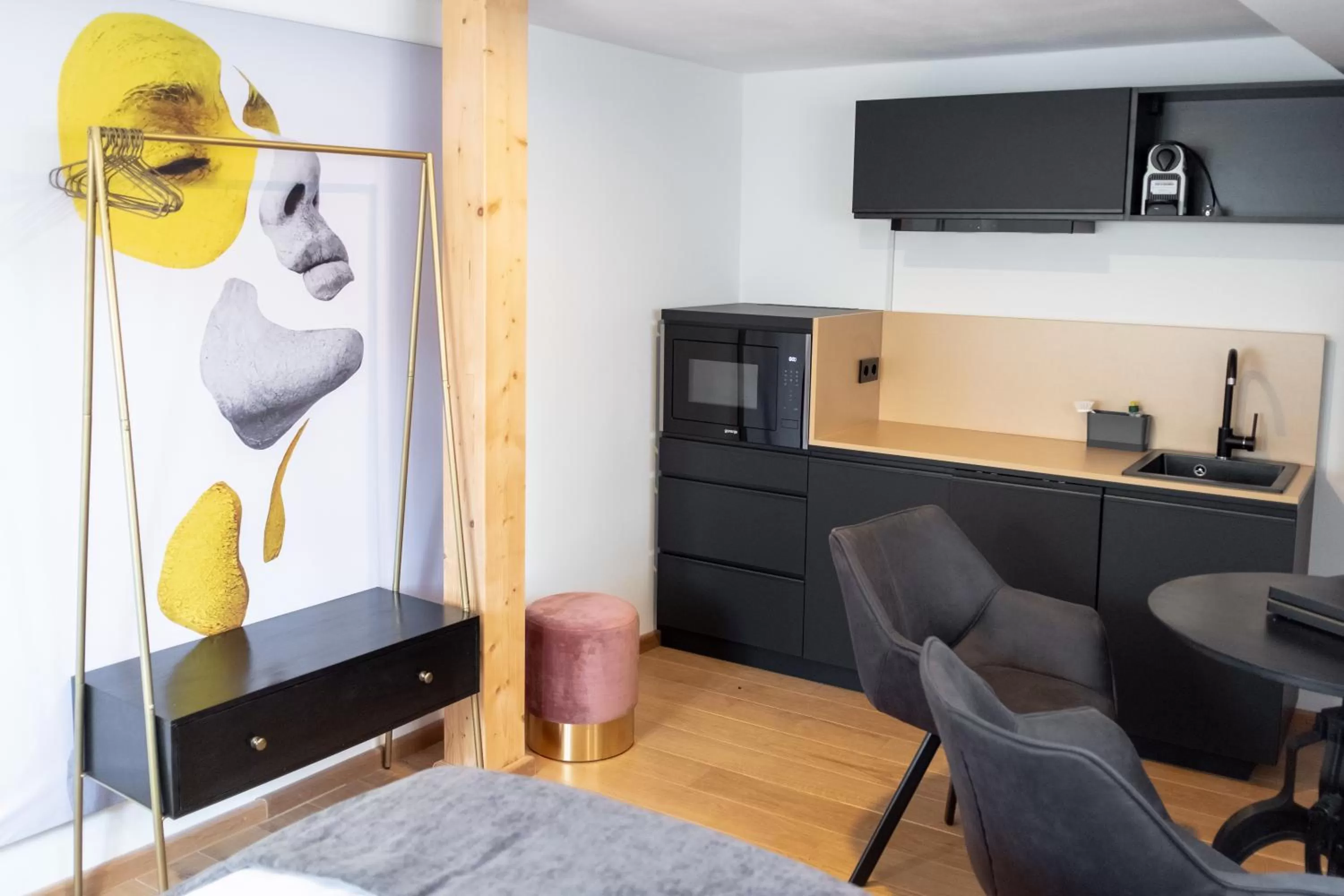 Kitchen or kitchenette in ANA Living Augsburg City Center by Arthotel ANA - Self-Service-Hotel