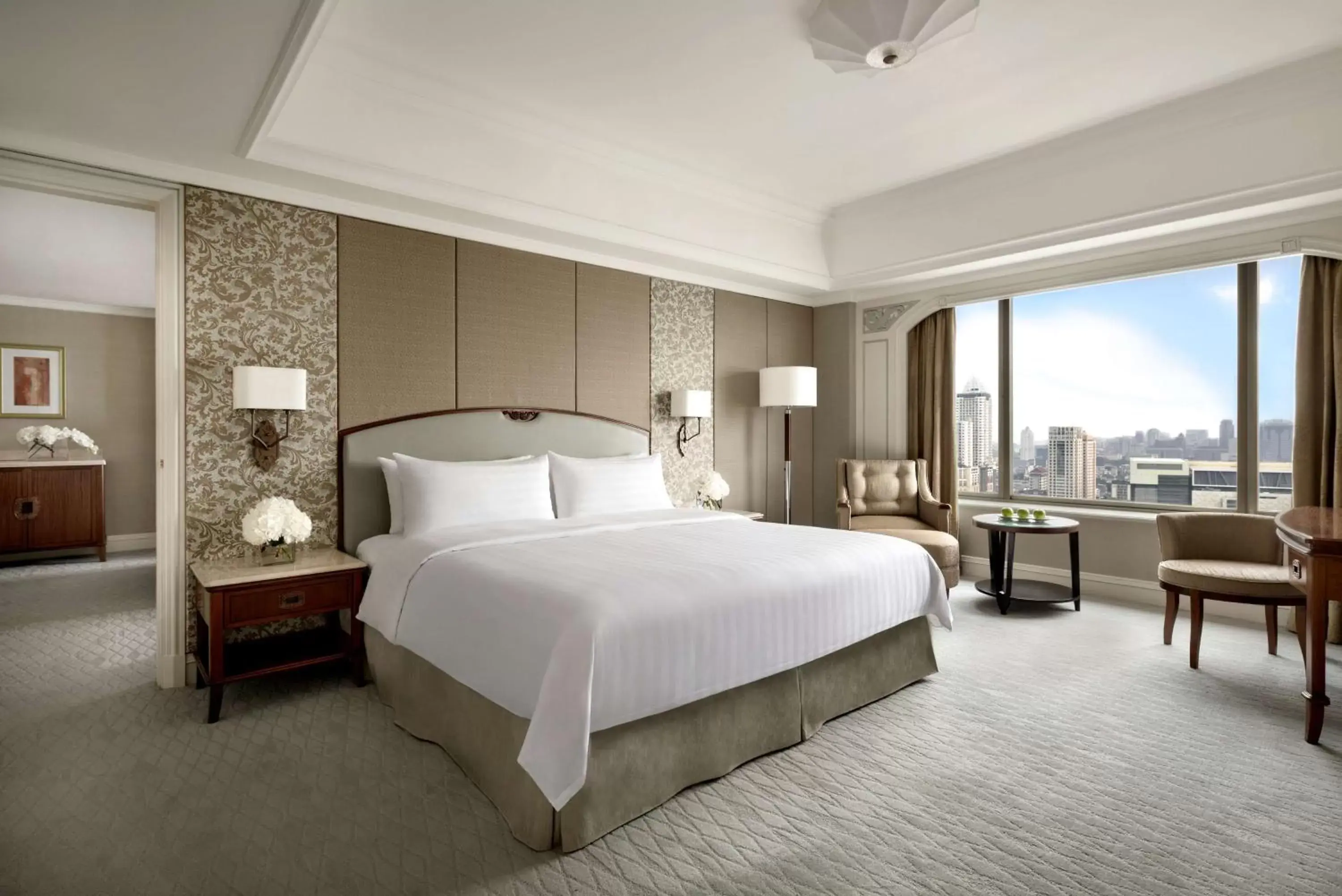 Photo of the whole room, Bed in Shangri-La Jakarta