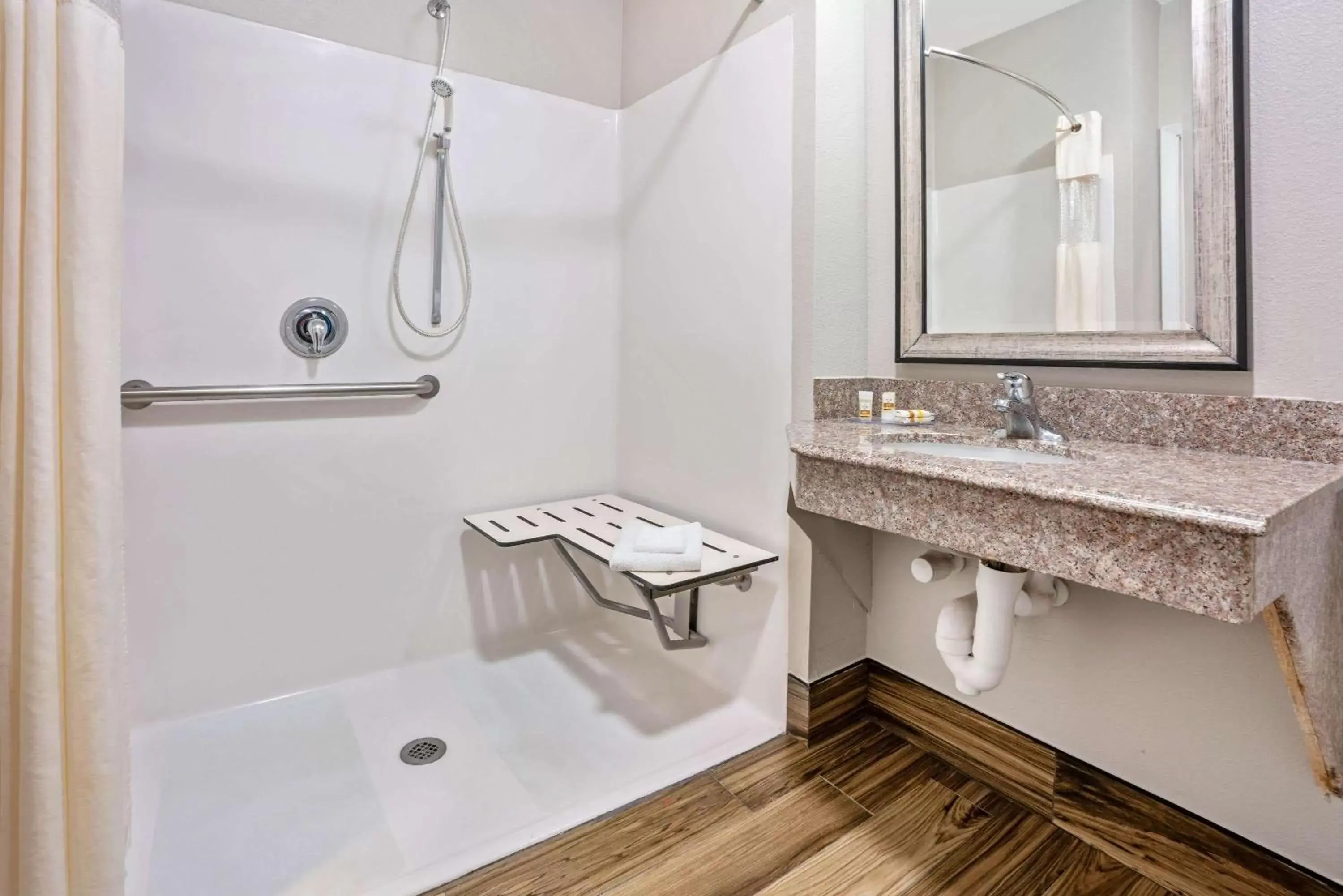 Shower, Bathroom in La Quinta by Wyndham Houston - Magnolia