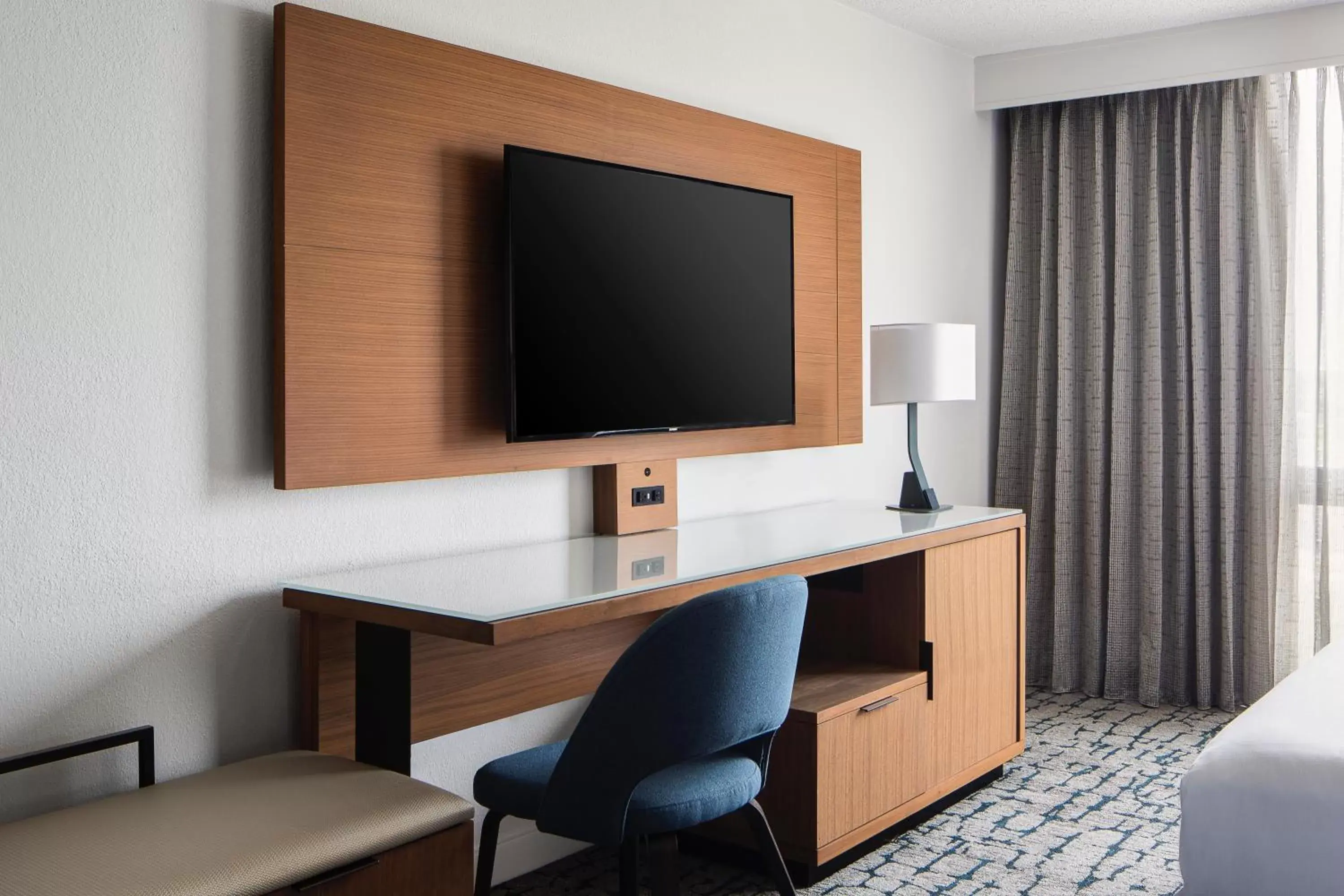 Bedroom, TV/Entertainment Center in Houston Marriott South at Hobby Airport