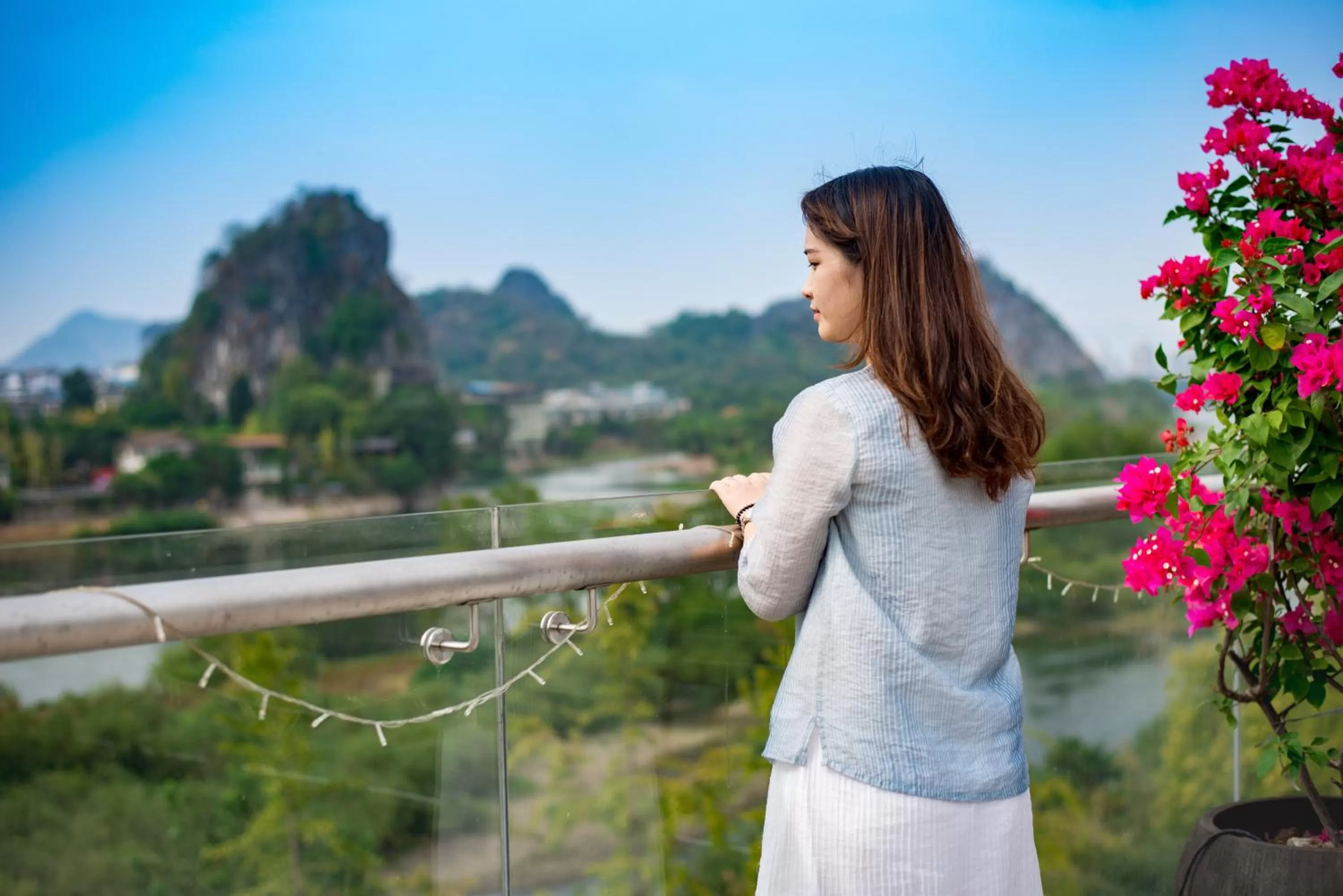 People in Li River Resort Villa Hotel