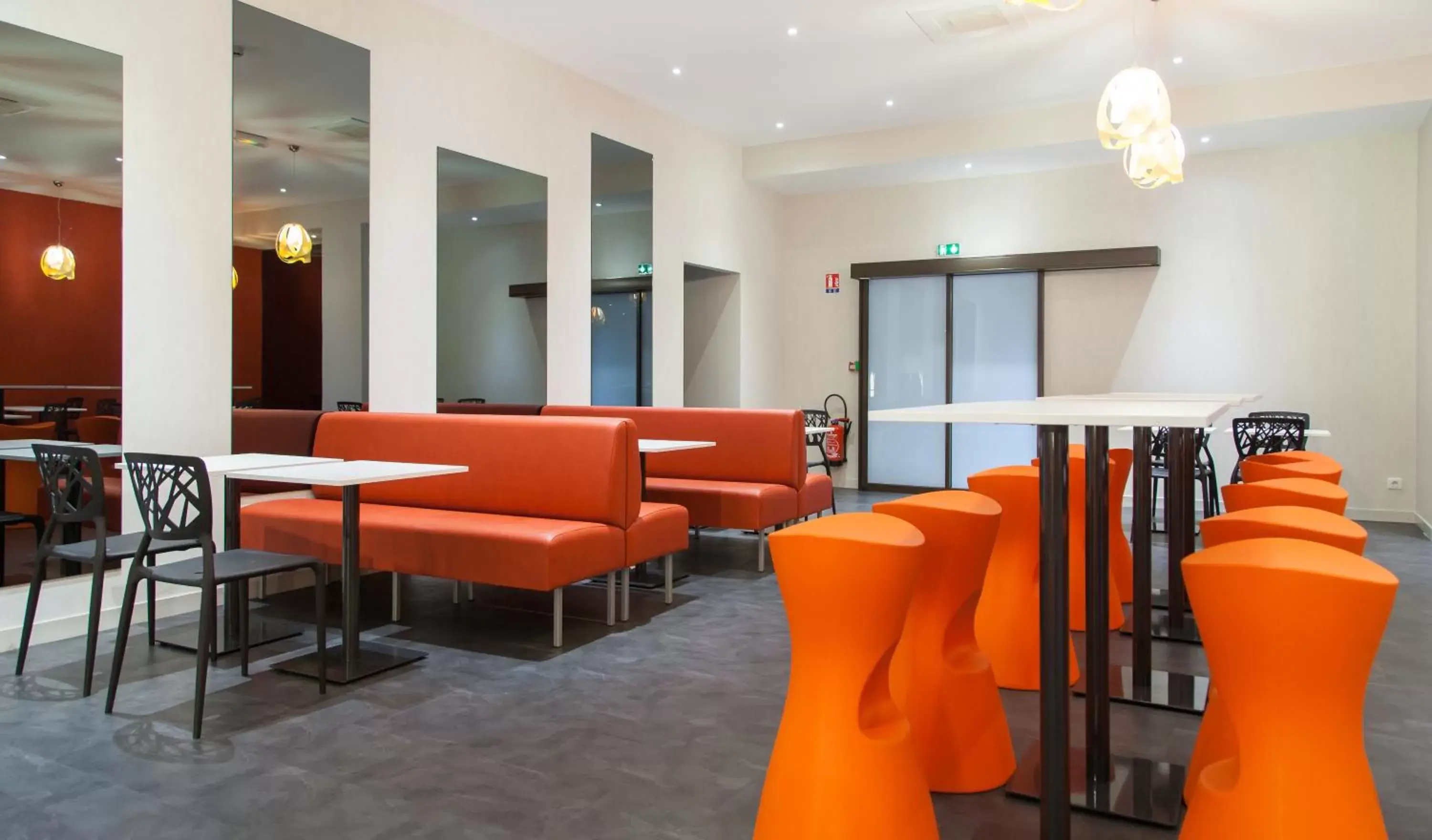 Lounge or bar in ibis Styles Poitiers Centre Lounge or bar in ibis Styles Poitiers Centre