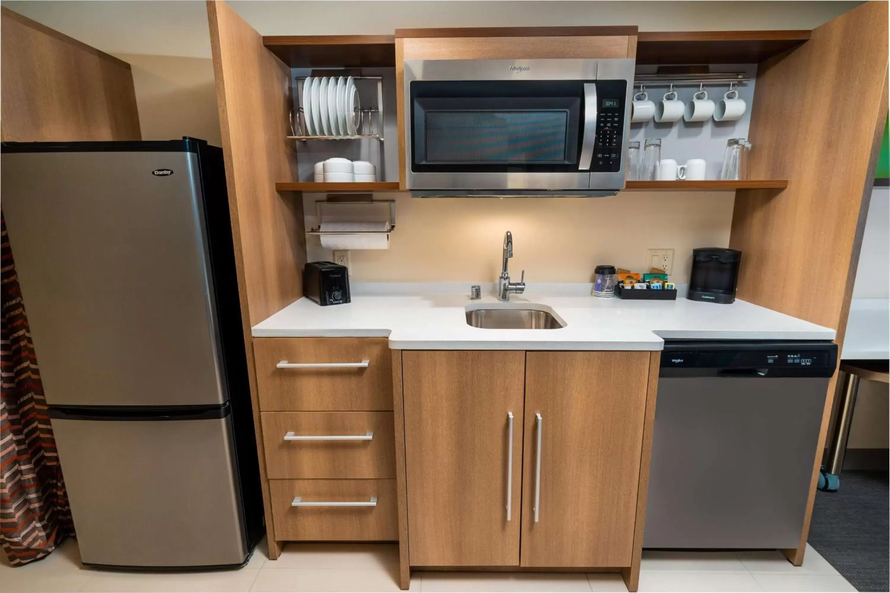 Kitchen or kitchenette, Kitchen/Kitchenette in Home2 Suites Bakersfield