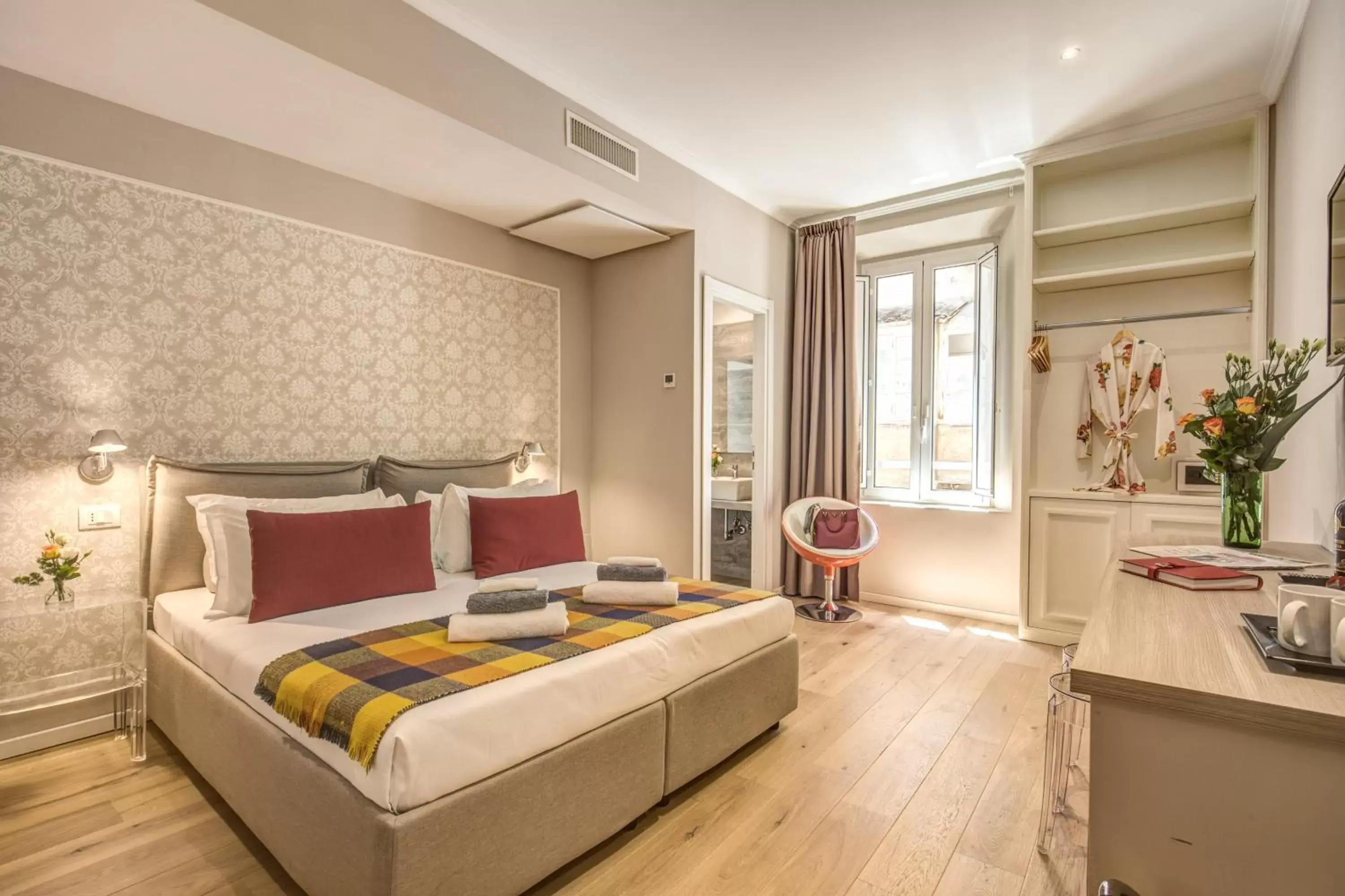 Photo of the whole room, Bed in The Spanish Suite Via di Ripetta