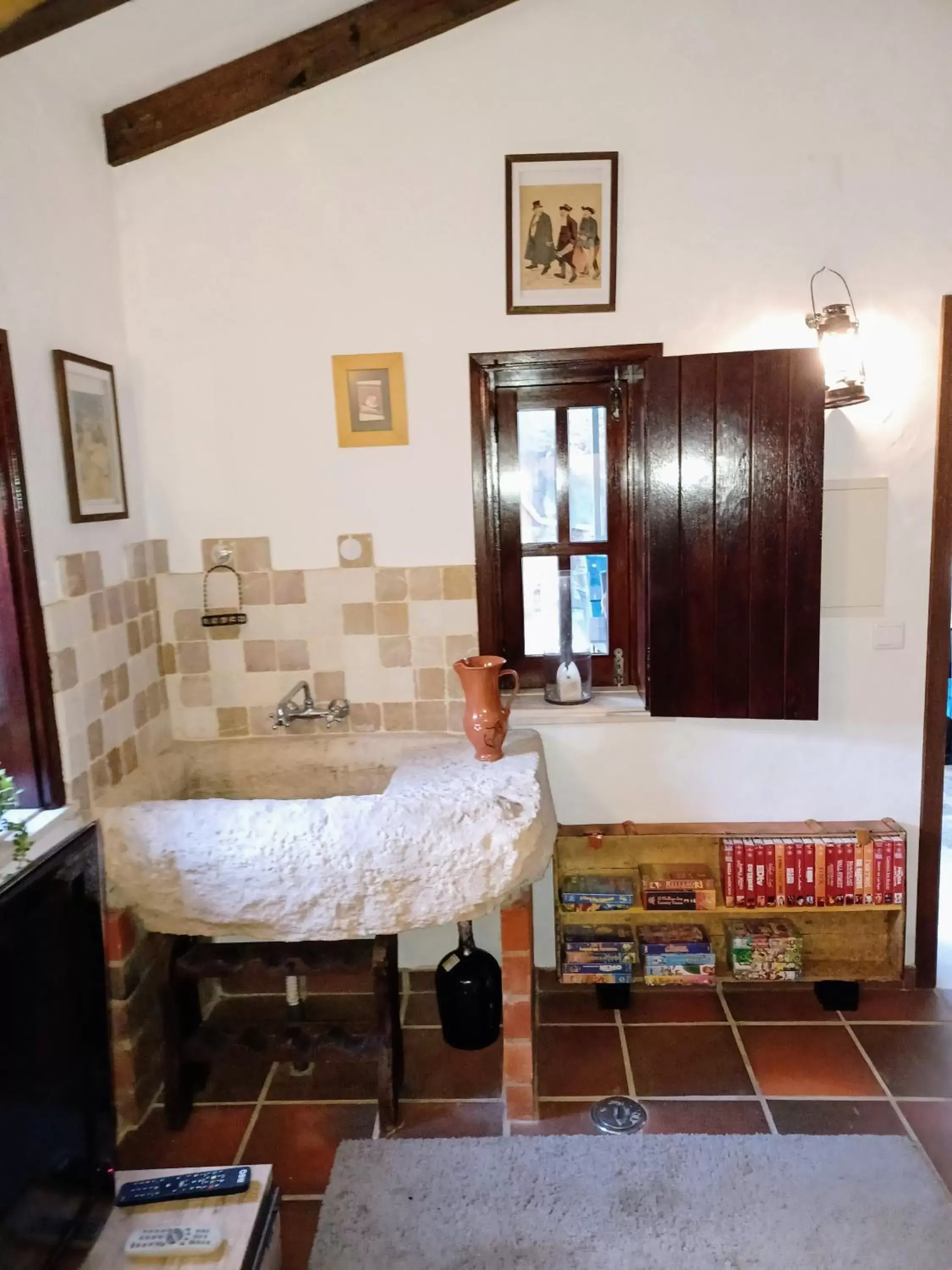 Communal lounge/ TV room, Bathroom in Refúgio das Artes