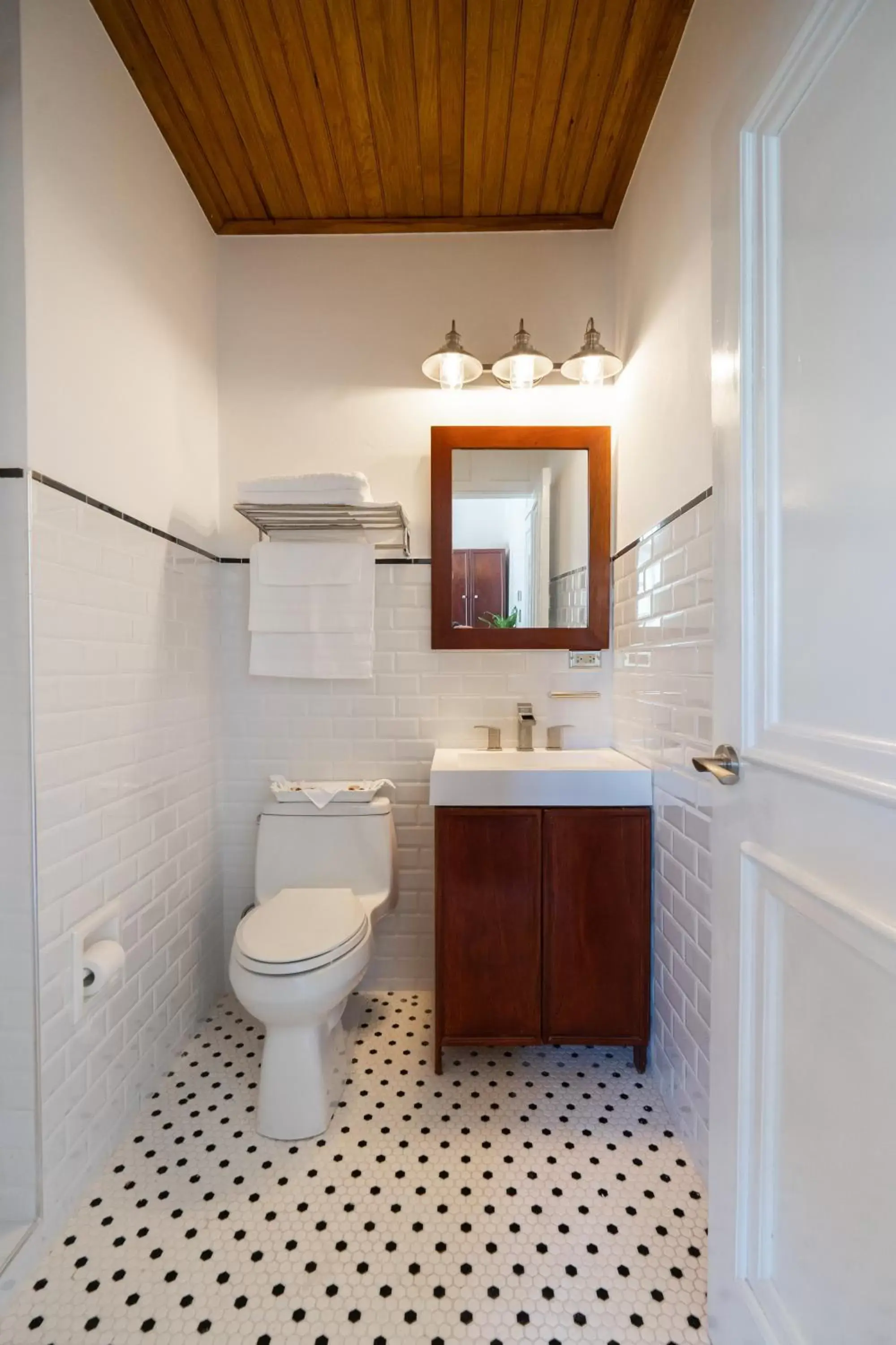 Toilet, Bathroom in Casa Wilson Inn
