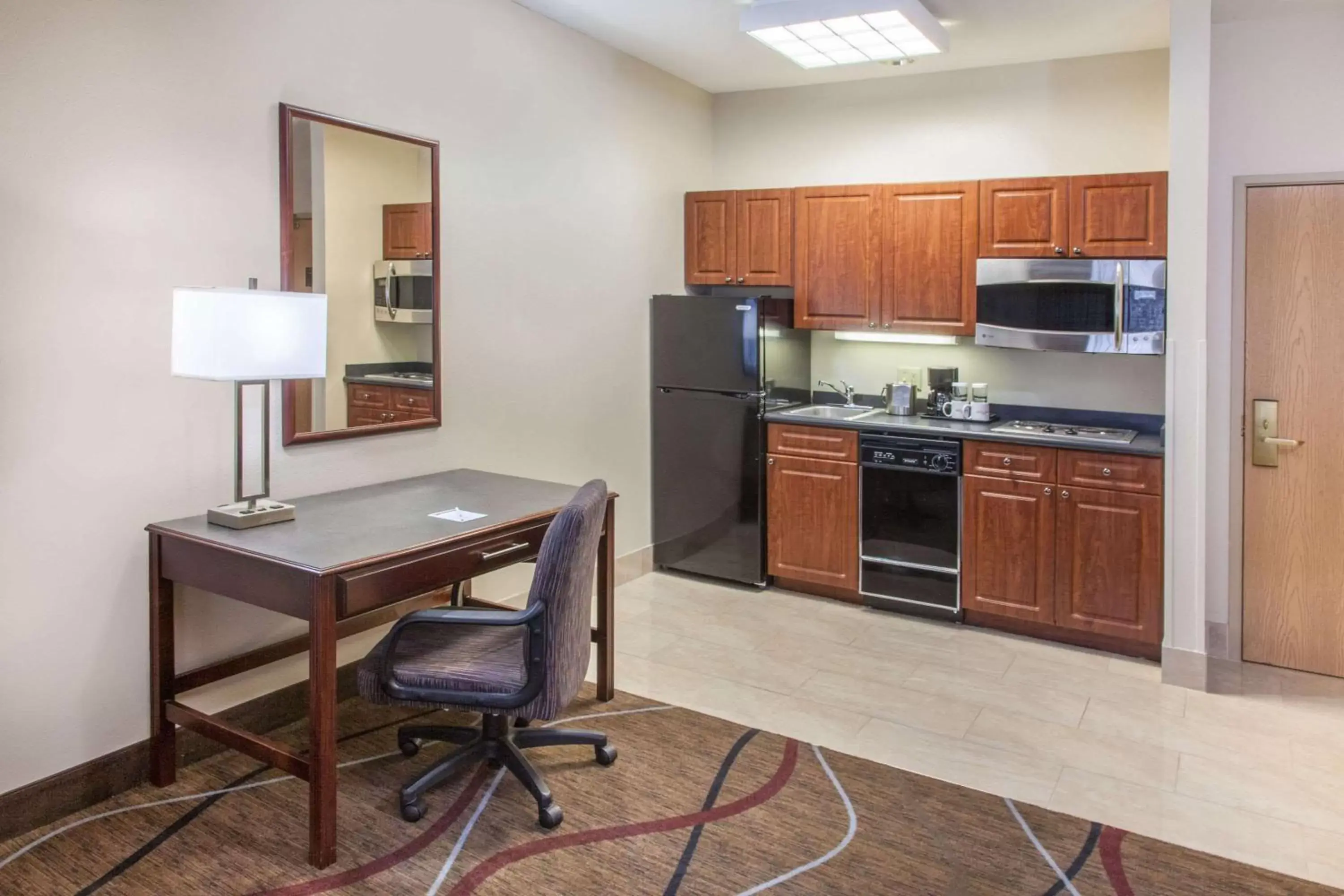 Photo of the whole room, Kitchen/Kitchenette in Hawthorn Suites Bloomington