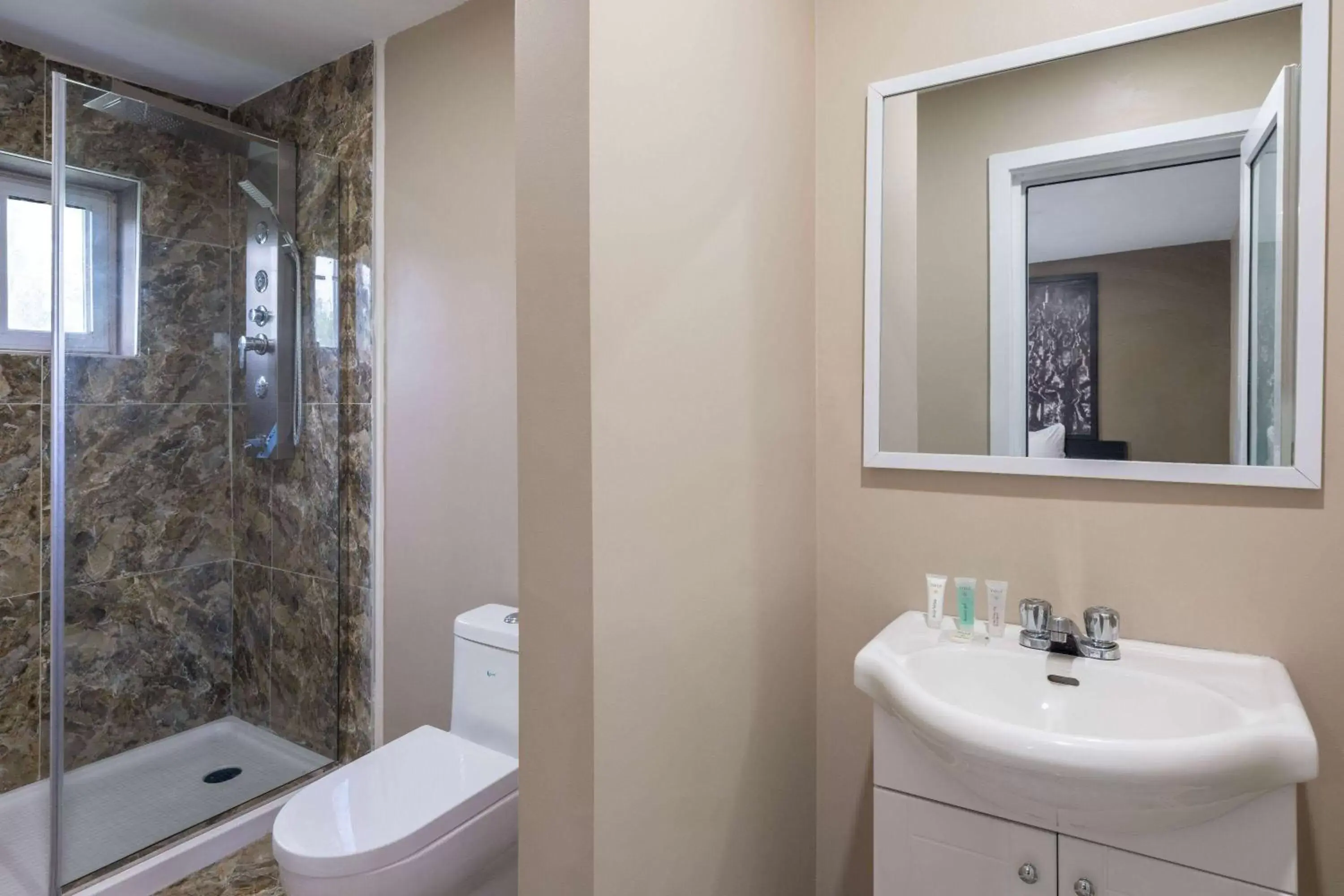 TV and multimedia, Bathroom in Super 8 by Wyndham Niagara Falls ON