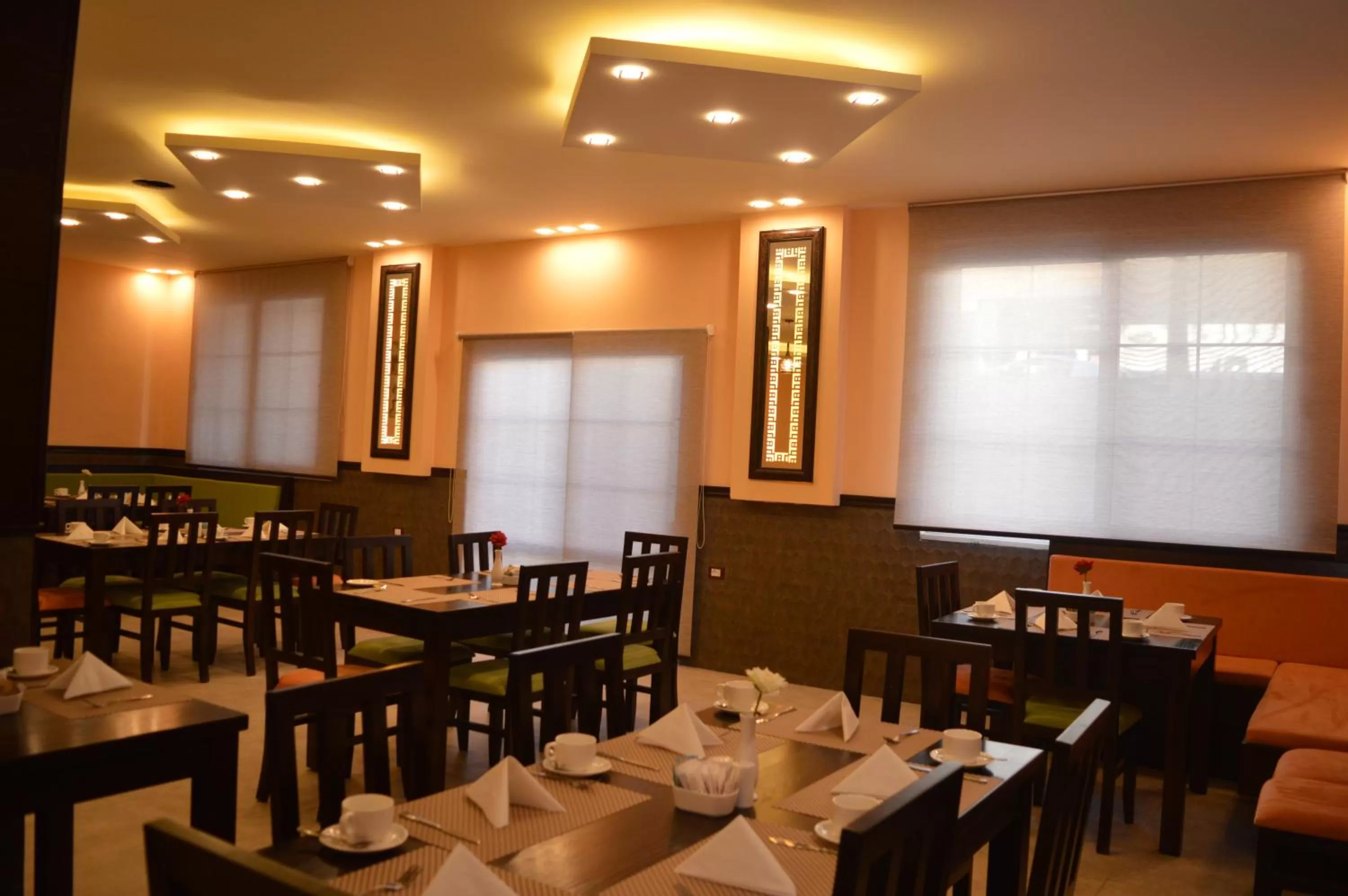 Restaurant/places to eat in Tilal Almadina Hotel & Suites