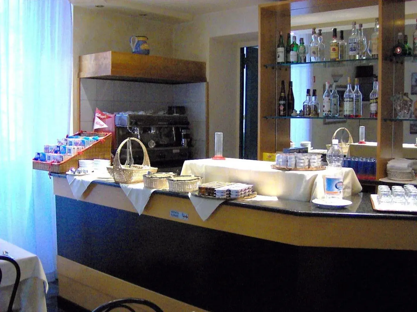 Lounge or bar, Kitchen/Kitchenette in Hotel Lombardi